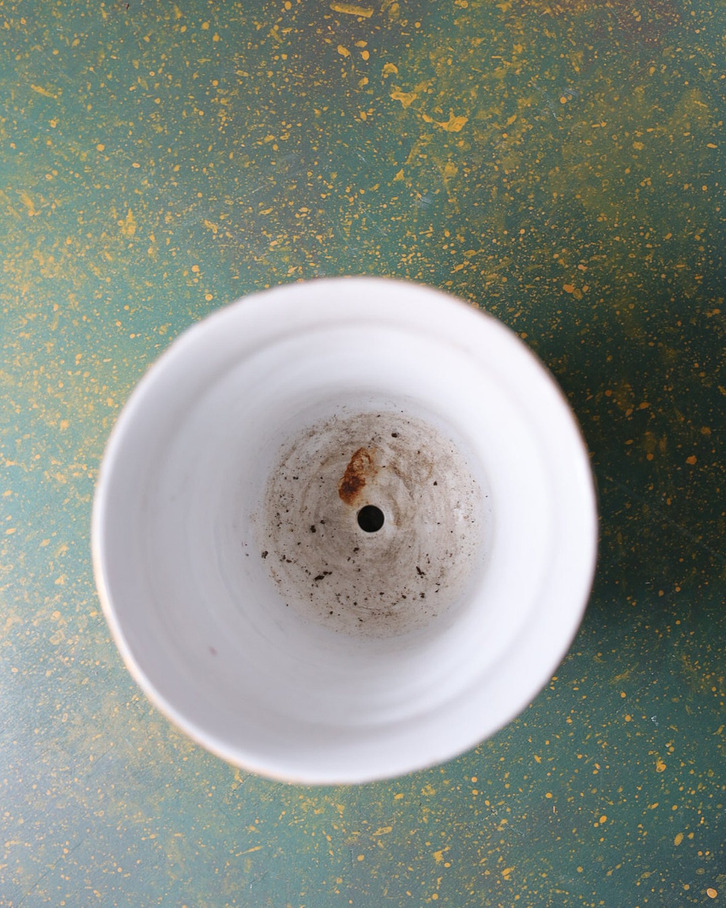 Cachepot in Porcellana Bianca con Ghirlanda Floreale Policroma e Mascheroni Dorati Dipinti a Mano – Primo Ottocento