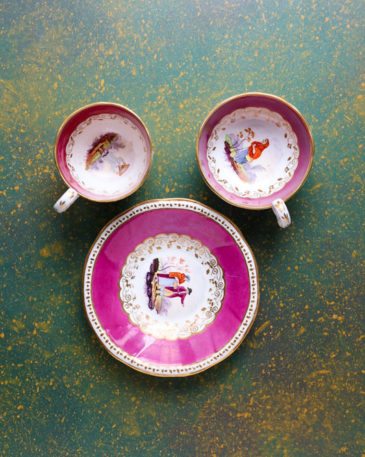 True Trio in Porcellana Inglese con Fondo Rosa Magenta e Figurine in Costume Dipinte a Mano – Primo Ottocento