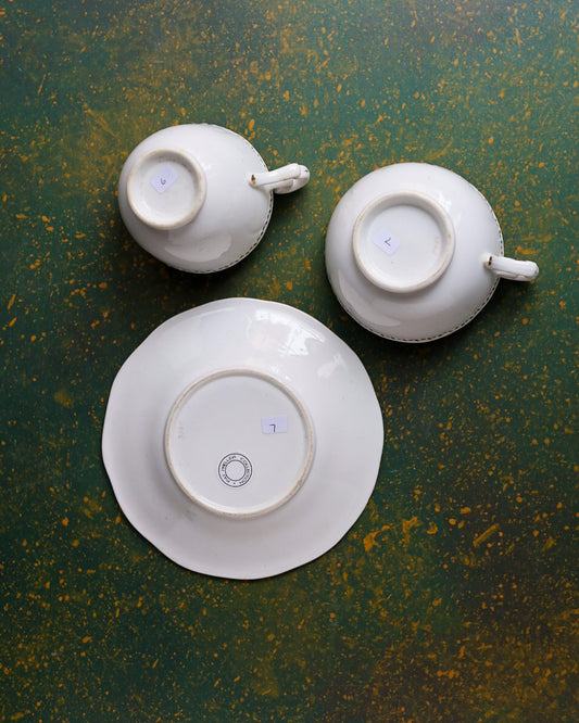 True Trio in Porcellana Inglese con Fondo Rosa Magenta e Figurine in Costume Dipinte a Mano – Primo Ottocento