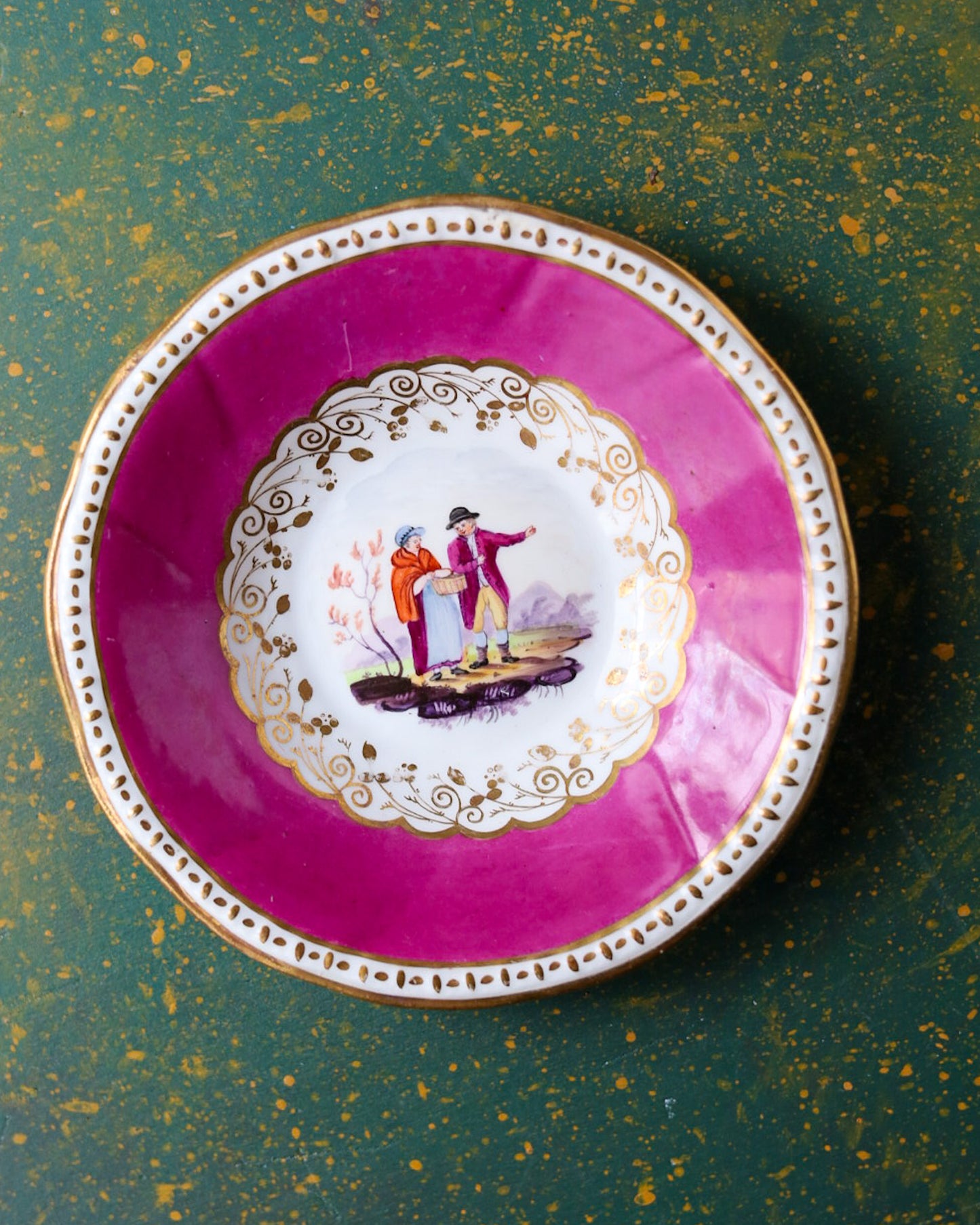 True Trio in Porcellana Inglese con Fondo Rosa Magenta e Figurine in Costume Dipinte a Mano – Primo Ottocento