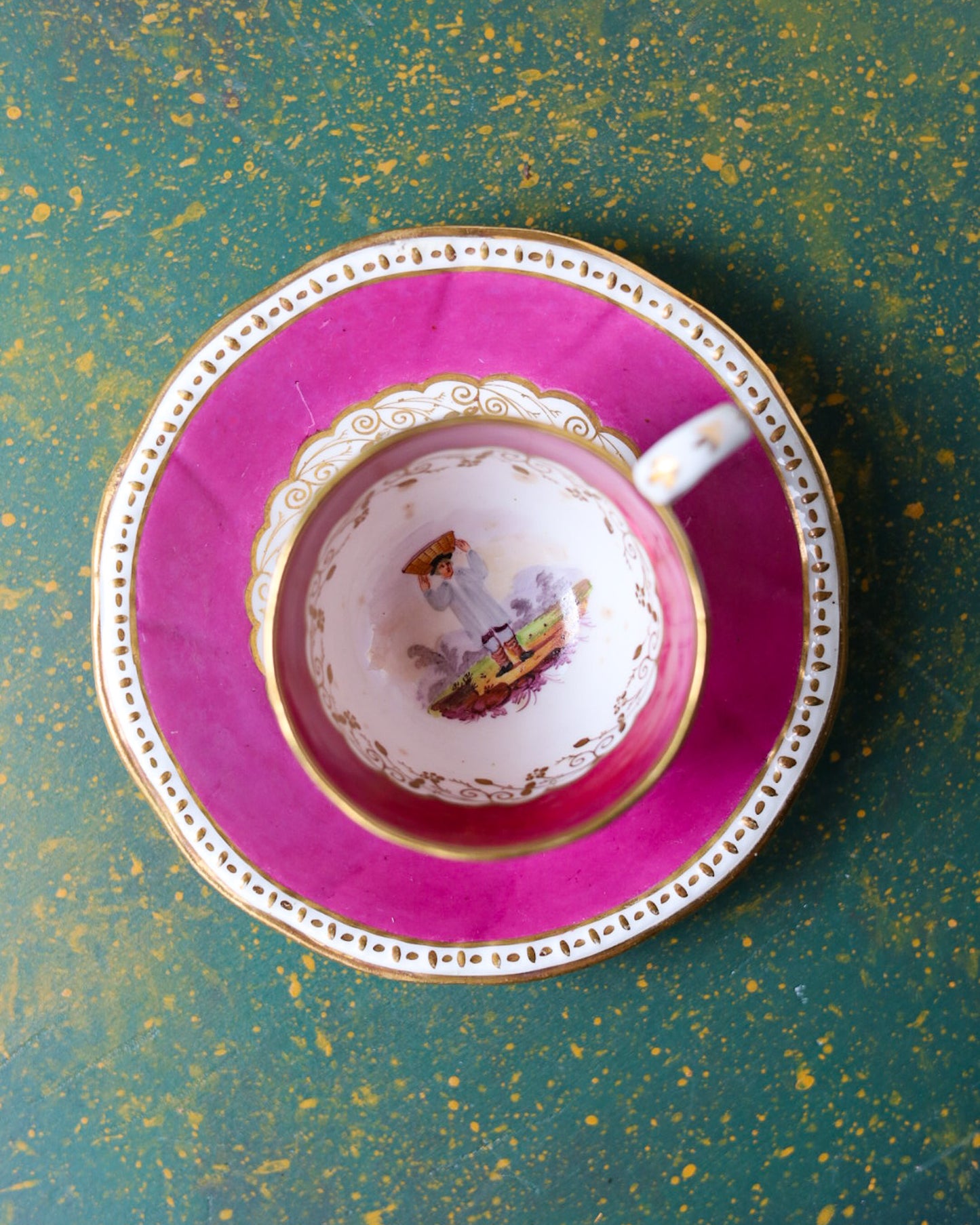 True Trio in Porcellana Inglese con Fondo Rosa Magenta e Figurine in Costume Dipinte a Mano – Primo Ottocento