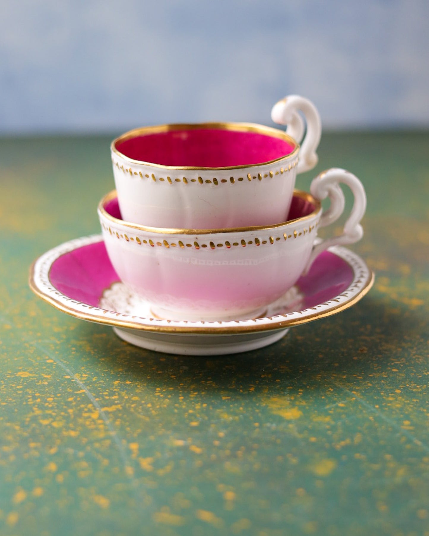 True Trio in Porcellana Inglese con Fondo Rosa Magenta e Figurine in Costume Dipinte a Mano – Primo Ottocento