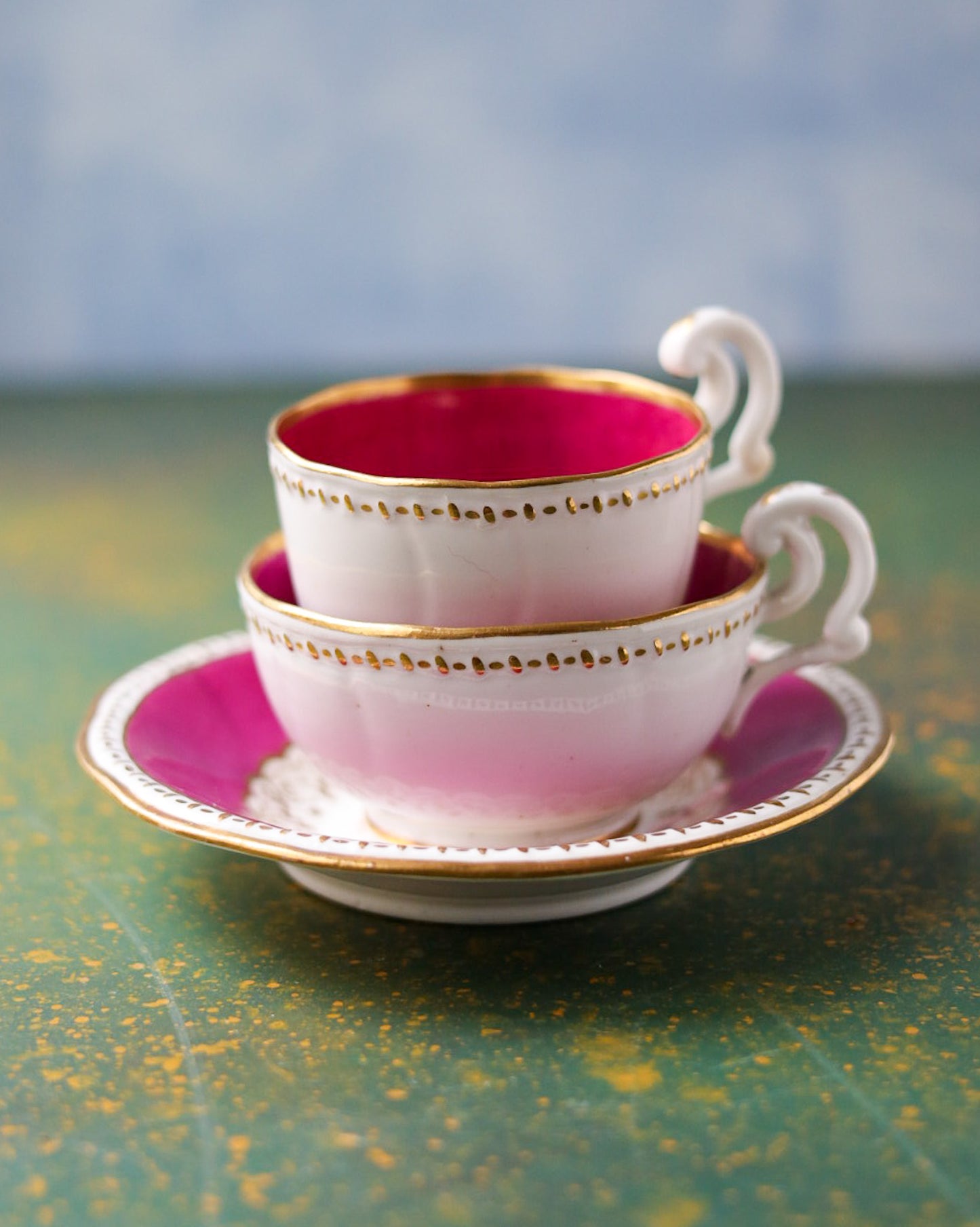 True Trio in Porcellana Inglese con Fondo Rosa Magenta e Figurine in Costume Dipinte a Mano – Primo Ottocento