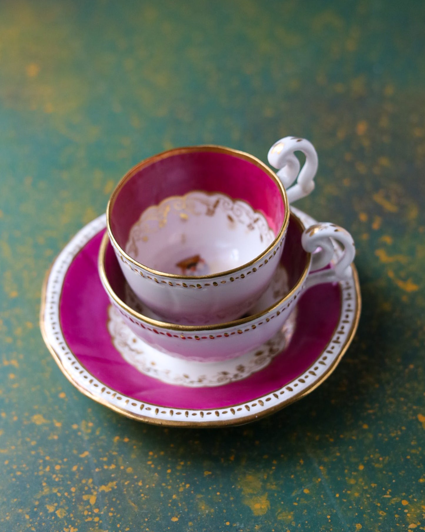 True Trio in Porcellana Inglese con Fondo Rosa Magenta e Figurine in Costume Dipinte a Mano – Primo Ottocento