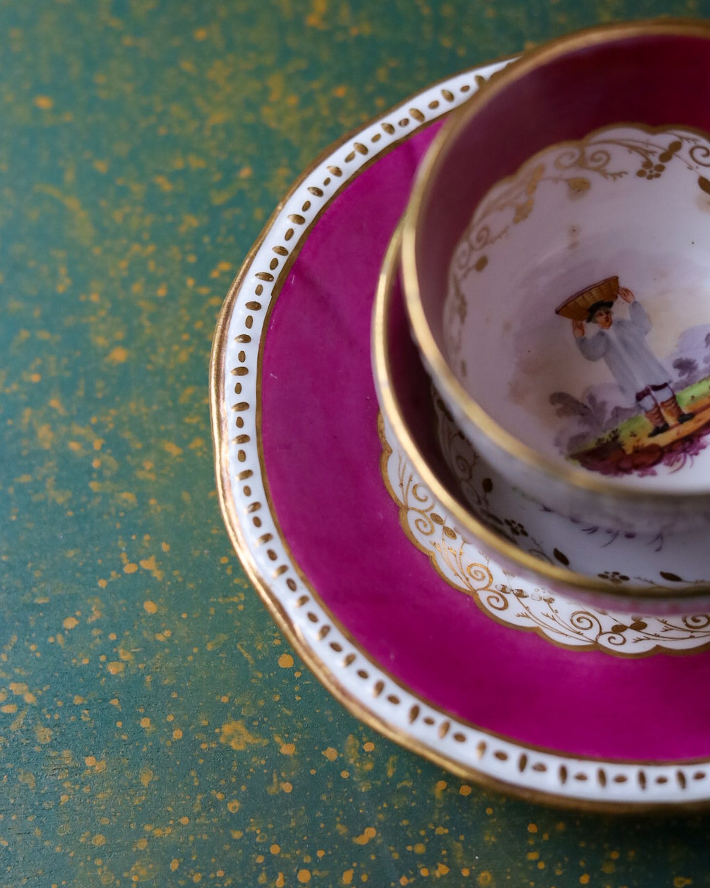 True Trio in Porcellana Inglese con Fondo Rosa Magenta e Figurine in Costume Dipinte a Mano – Primo Ottocento