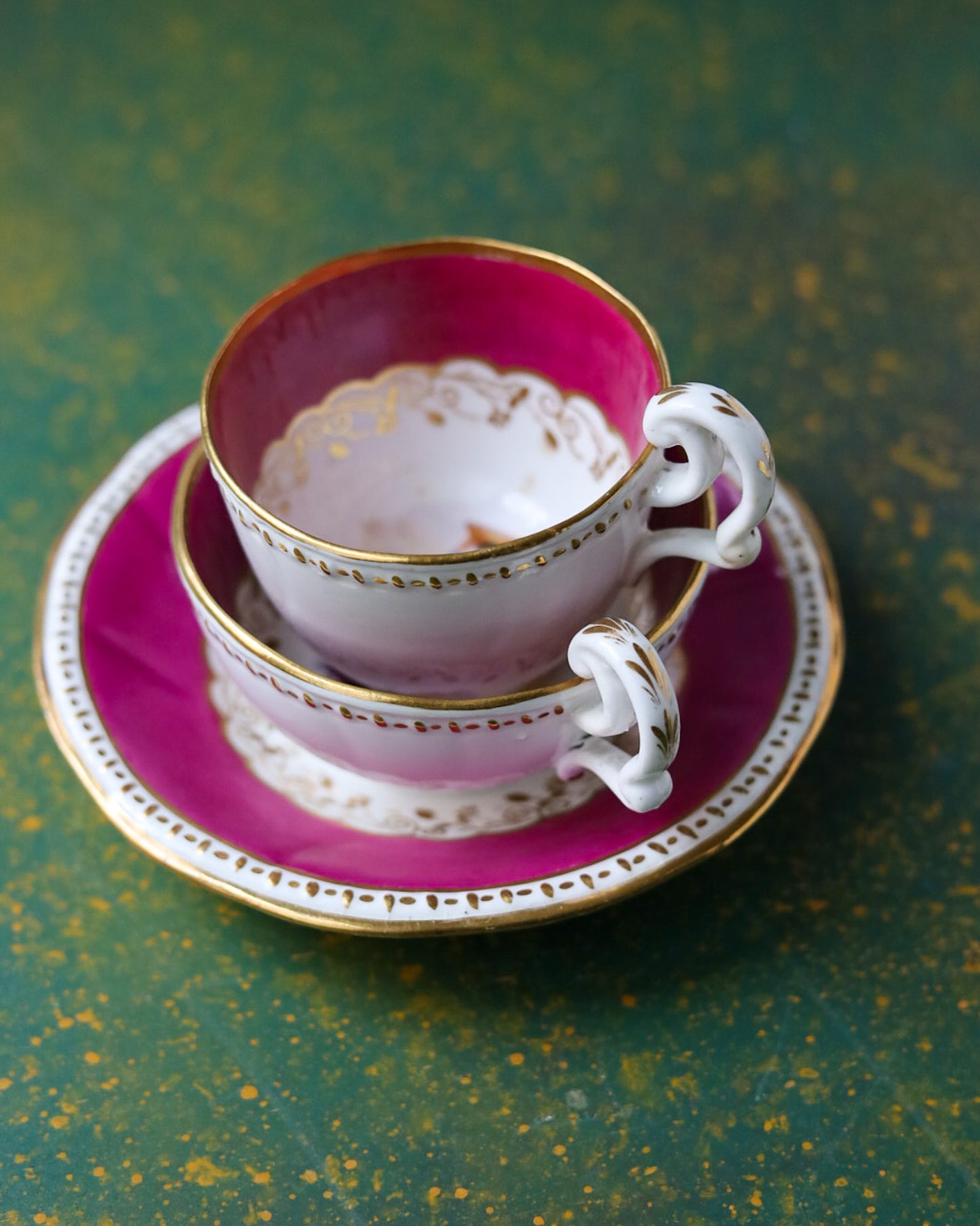 True Trio in Porcellana Inglese con Fondo Rosa Magenta e Figurine in Costume Dipinte a Mano – Primo Ottocento