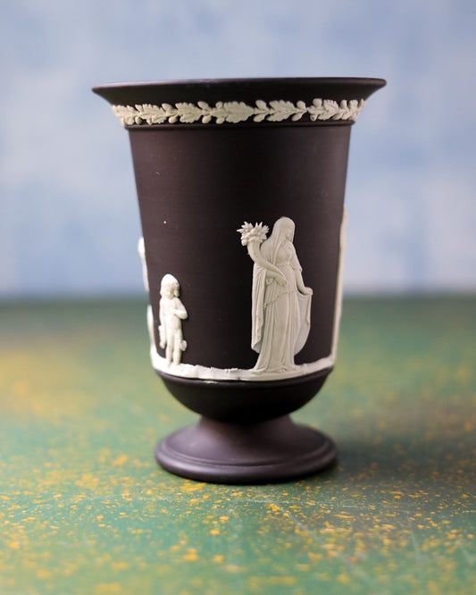 Vasetto Wedgwood Jasperware Nero Basalte con Figure Mitologiche in Rilievo – Formato Calice