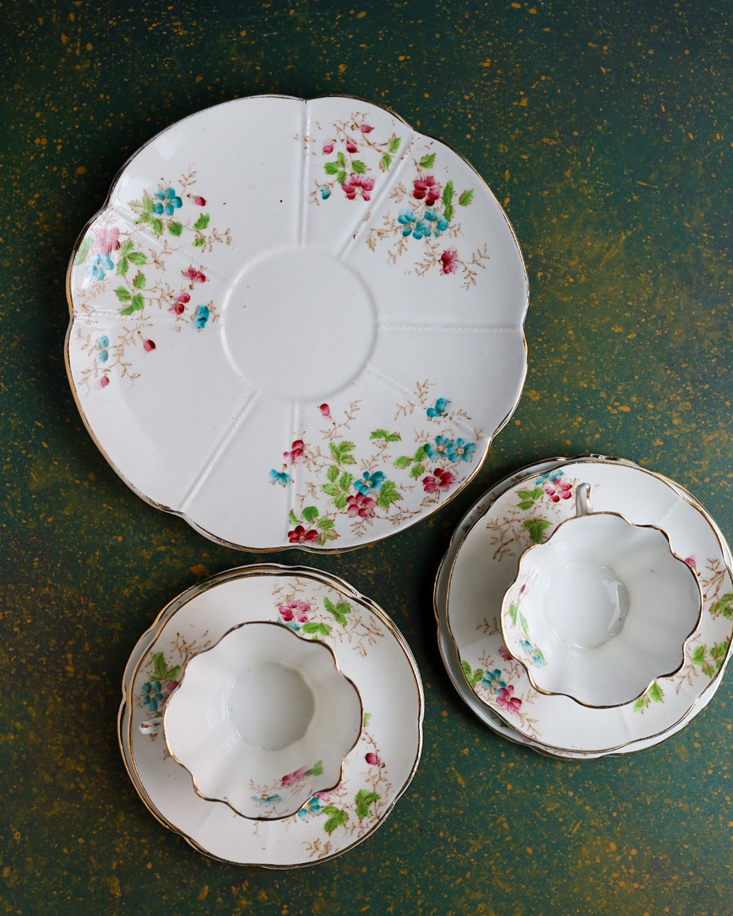 Coppia di Trio in Bone China Inglese con Decoro a Fiori Selvatici su Fondo Dorato – Fine Ottocento