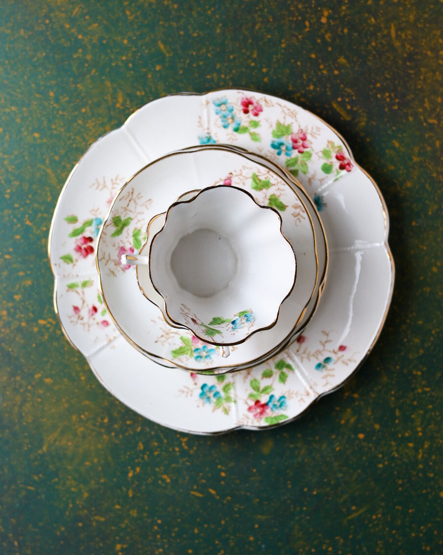 Coppia di Trio in Bone China Inglese con Decoro a Fiori Selvatici su Fondo Dorato – Fine Ottocento