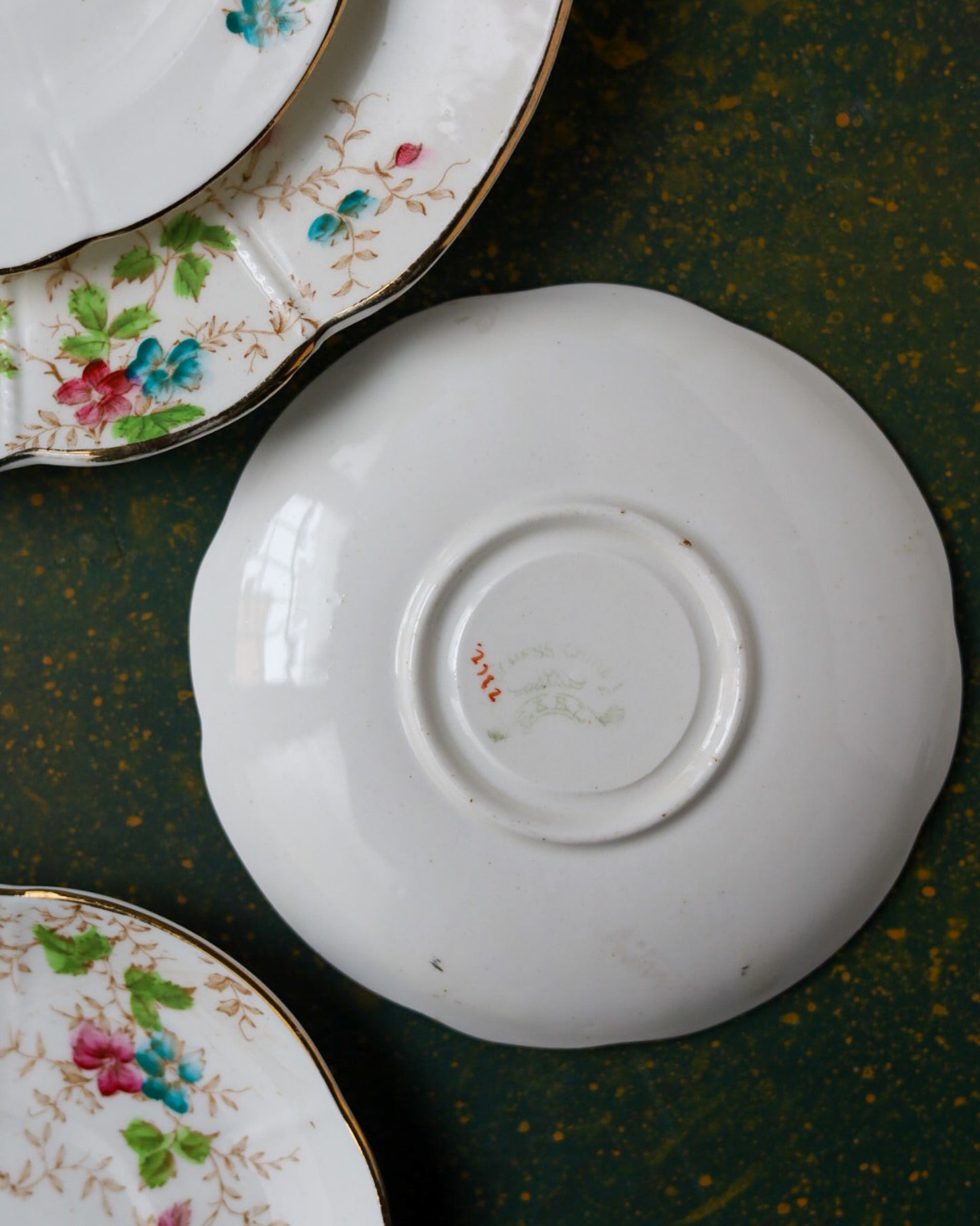 Coppia di Trio in Bone China Inglese con Decoro a Fiori Selvatici su Fondo Dorato – Fine Ottocento