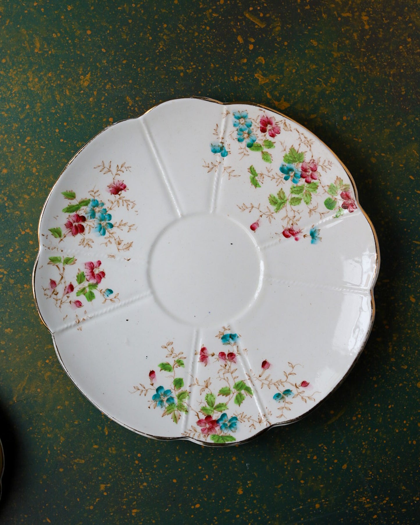 Coppia di Trio in Bone China Inglese con Decoro a Fiori Selvatici su Fondo Dorato – Fine Ottocento