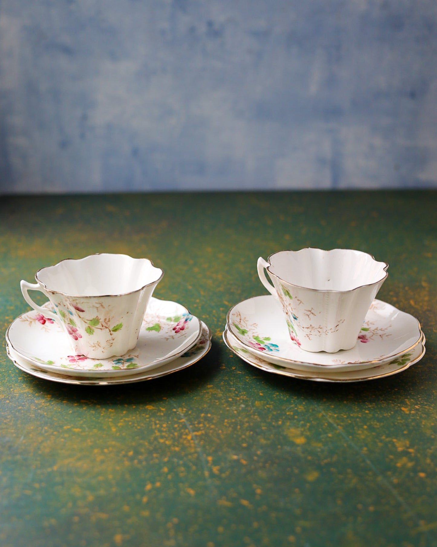 Coppia di Trio in Bone China Inglese con Decoro a Fiori Selvatici su Fondo Dorato – Fine Ottocento