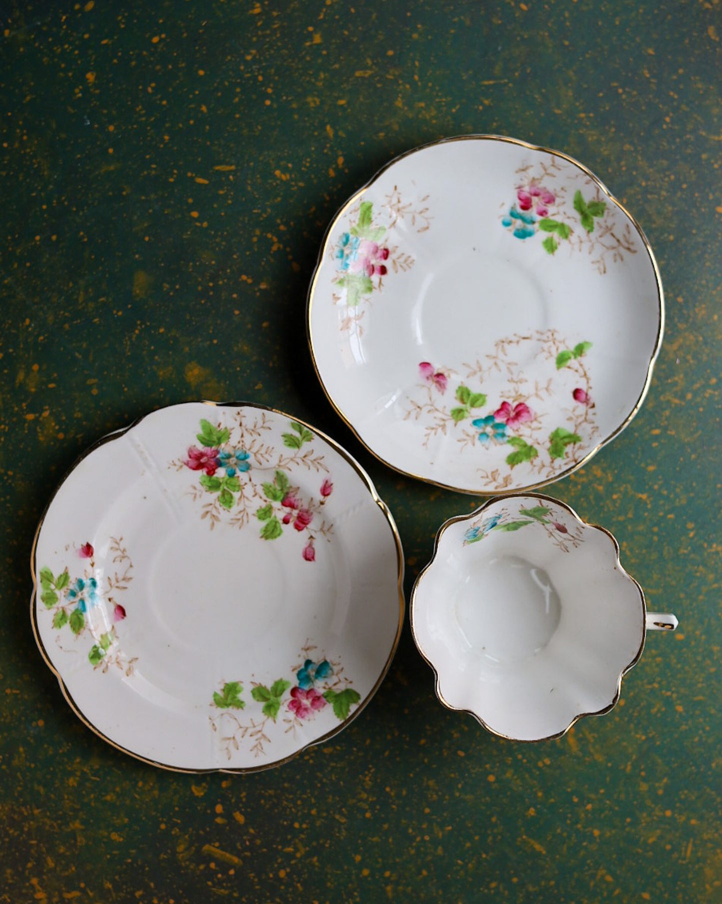 Coppia di Trio in Bone China Inglese con Decoro a Fiori Selvatici su Fondo Dorato – Fine Ottocento
