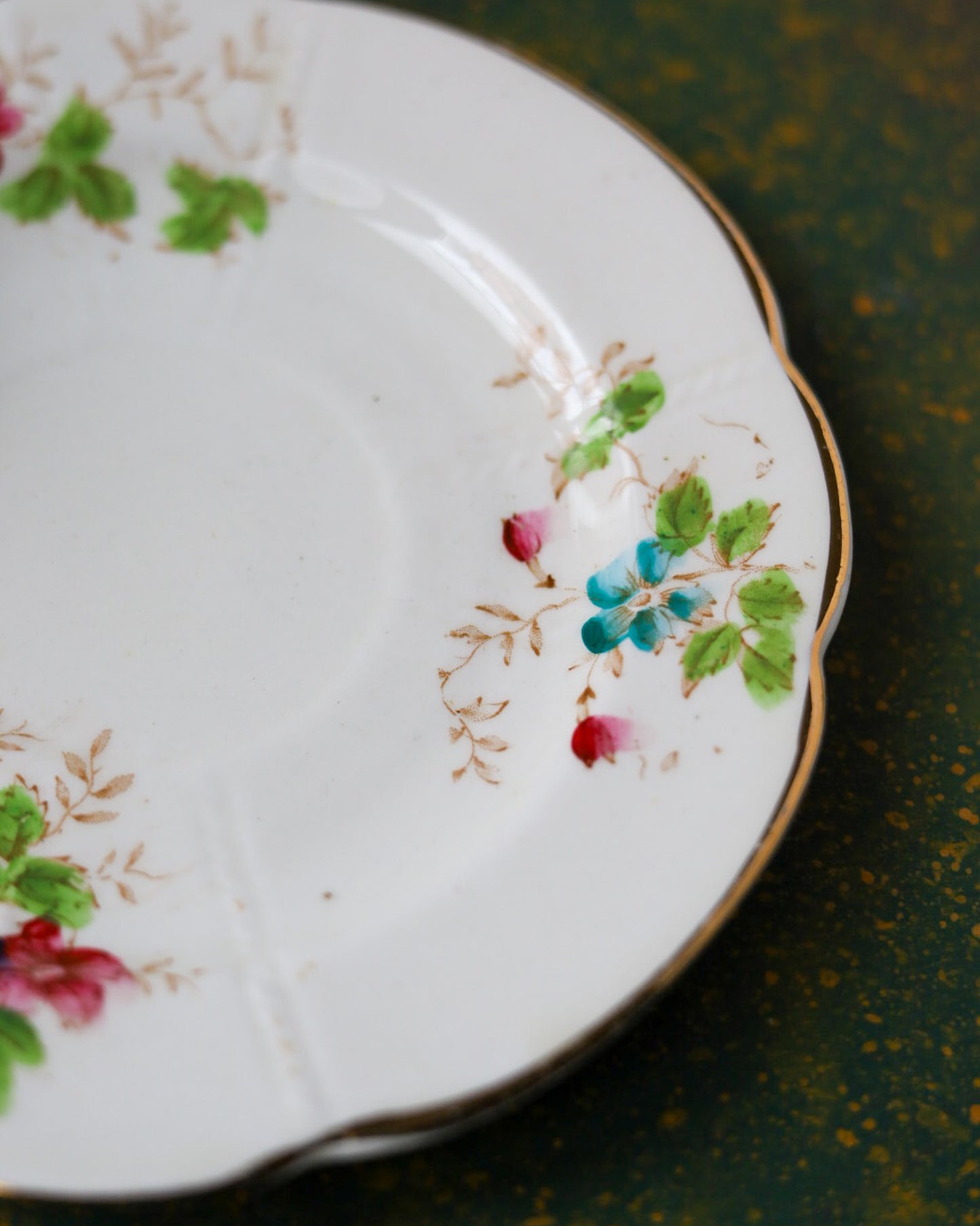 Coppia di Trio in Bone China Inglese con Decoro a Fiori Selvatici su Fondo Dorato – Fine Ottocento
