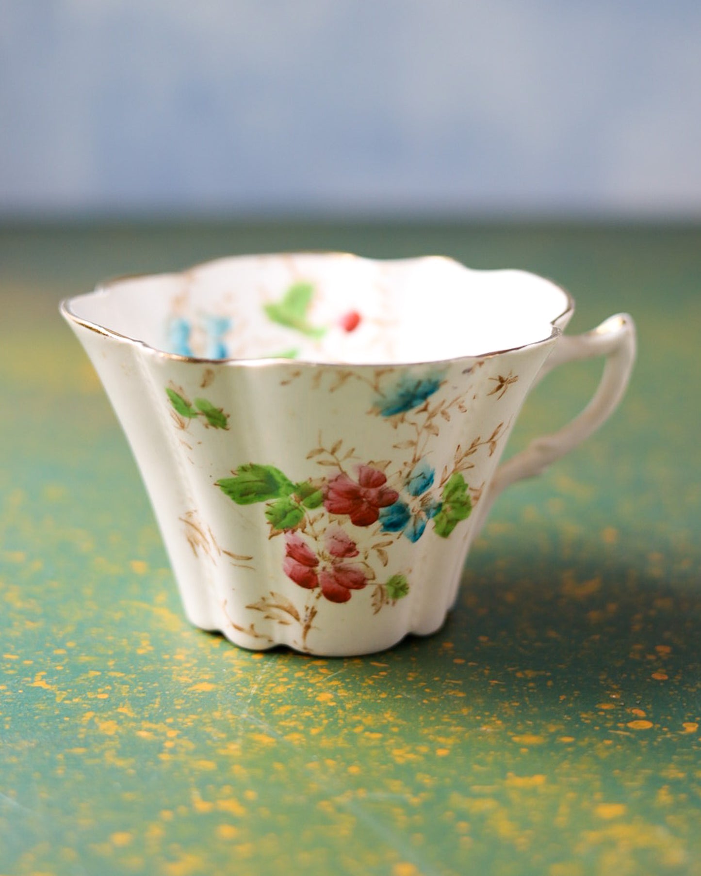 Coppia di Trio in Bone China Inglese con Decoro a Fiori Selvatici su Fondo Dorato – Fine Ottocento