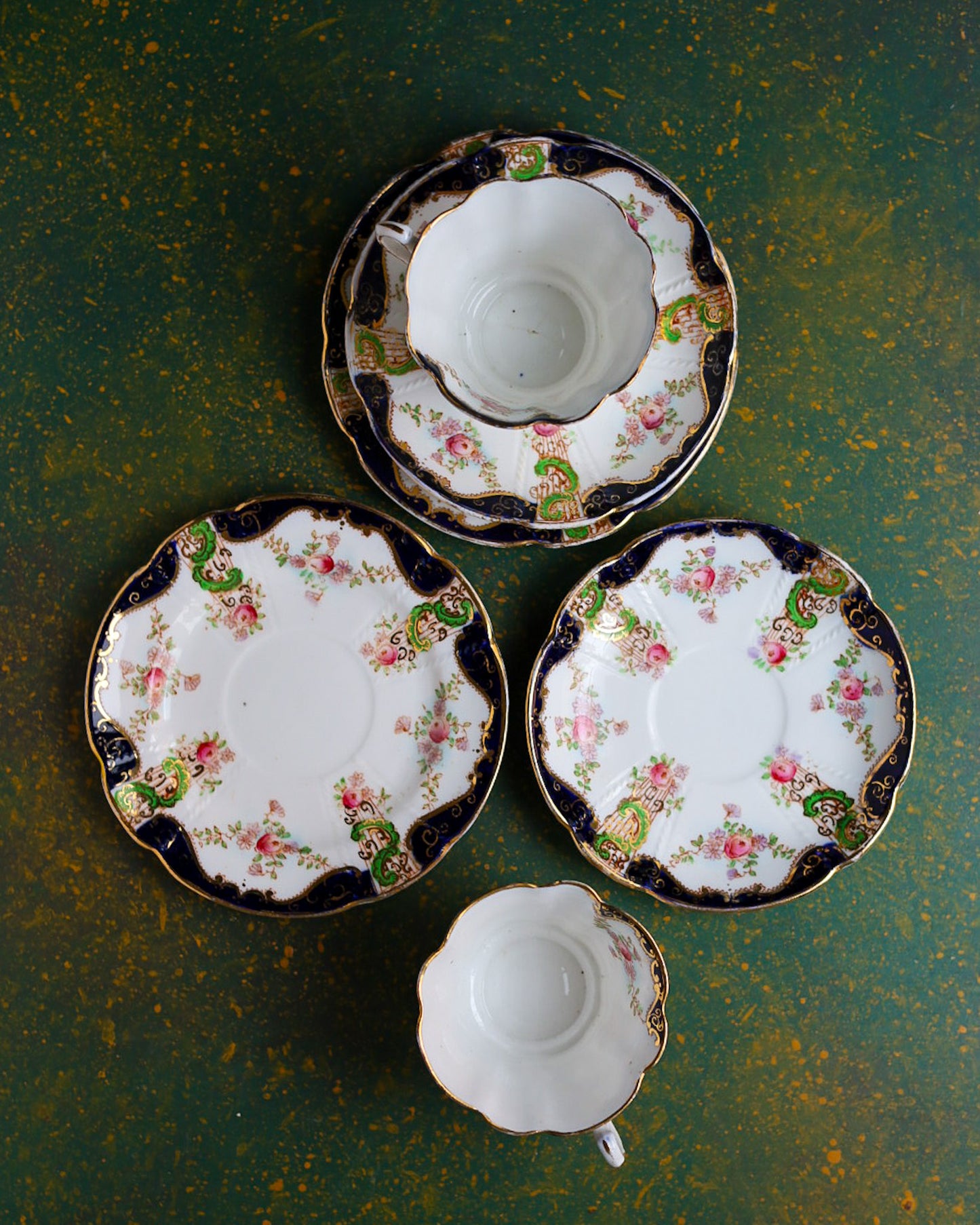 Coppia di Trio con Lattiera in Bone China Duchess China – Decoro Rose e Riccioli Rococò con Blu Cobalto e Verde