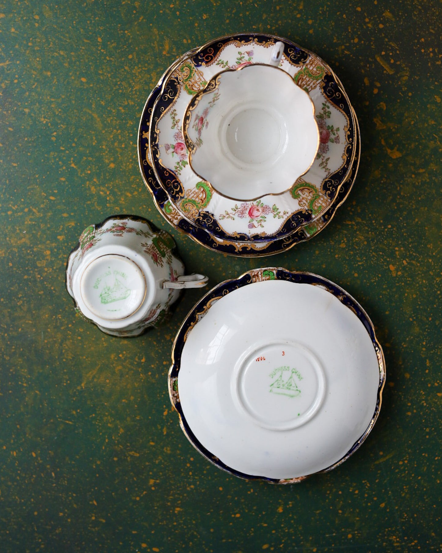 Coppia di Trio con Lattiera in Bone China Duchess China – Decoro Rose e Riccioli Rococò con Blu Cobalto e Verde