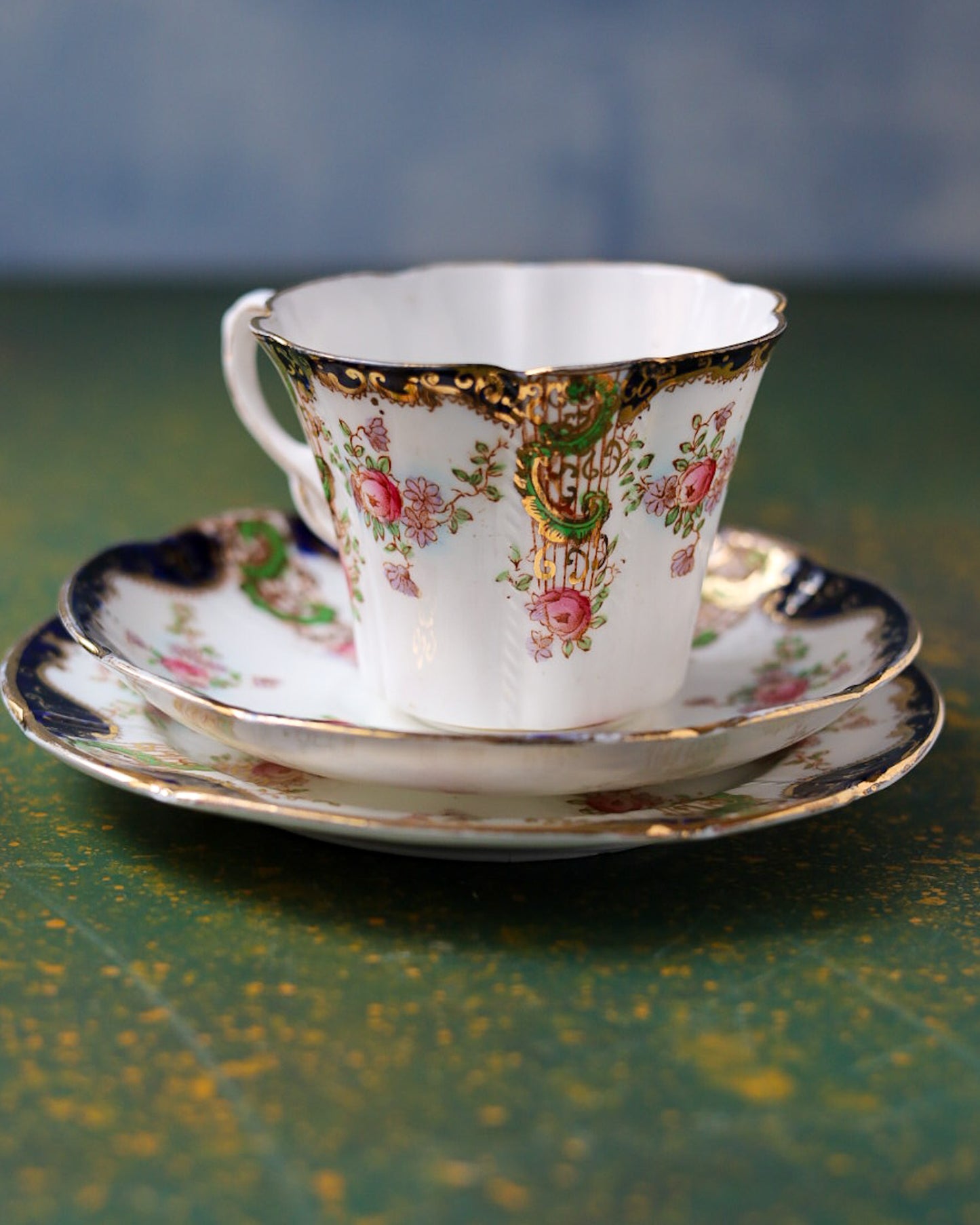 Coppia di Trio con Lattiera in Bone China Duchess China – Decoro Rose e Riccioli Rococò con Blu Cobalto e Verde
