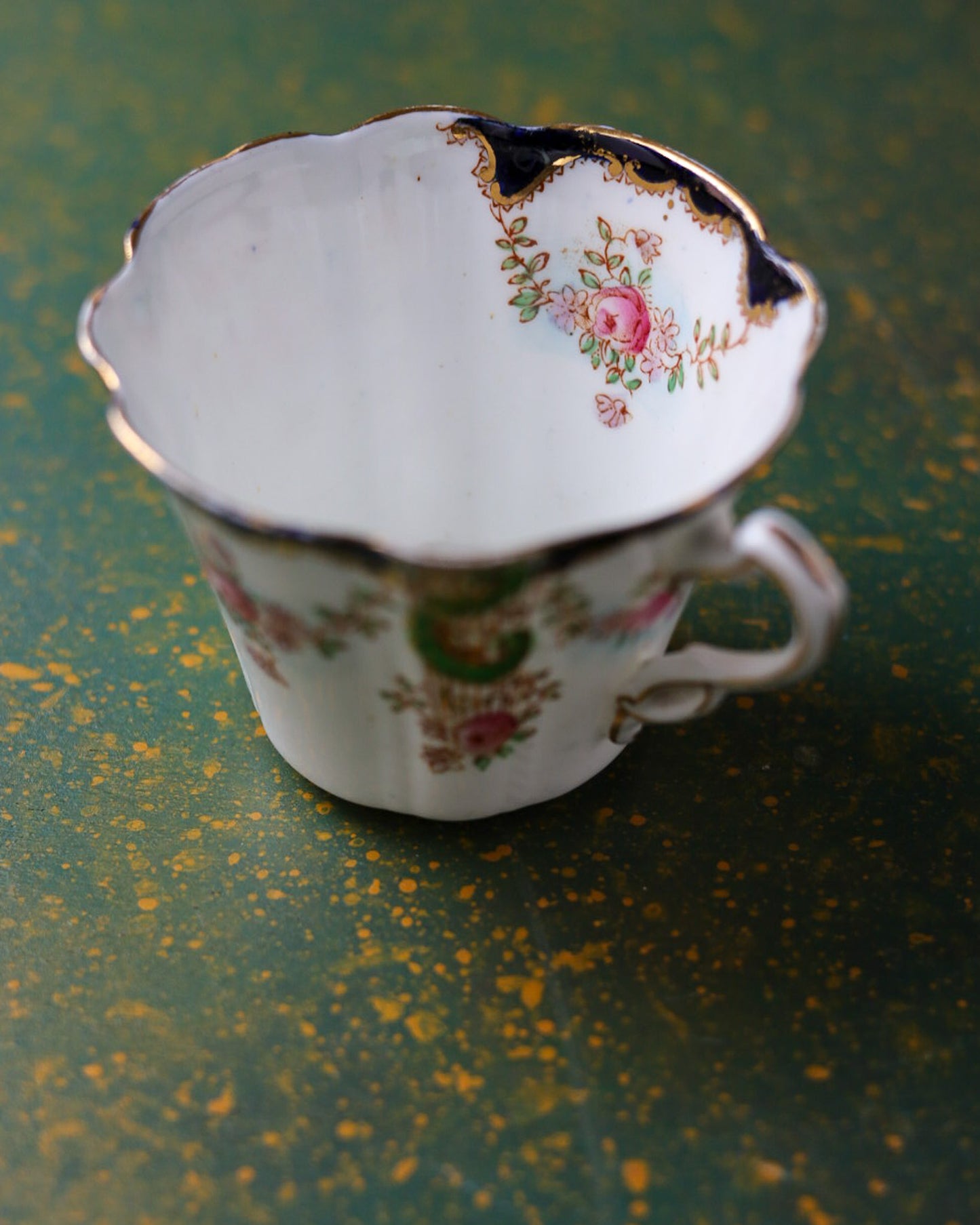 Coppia di Trio con Lattiera in Bone China Duchess China – Decoro Rose e Riccioli Rococò con Blu Cobalto e Verde