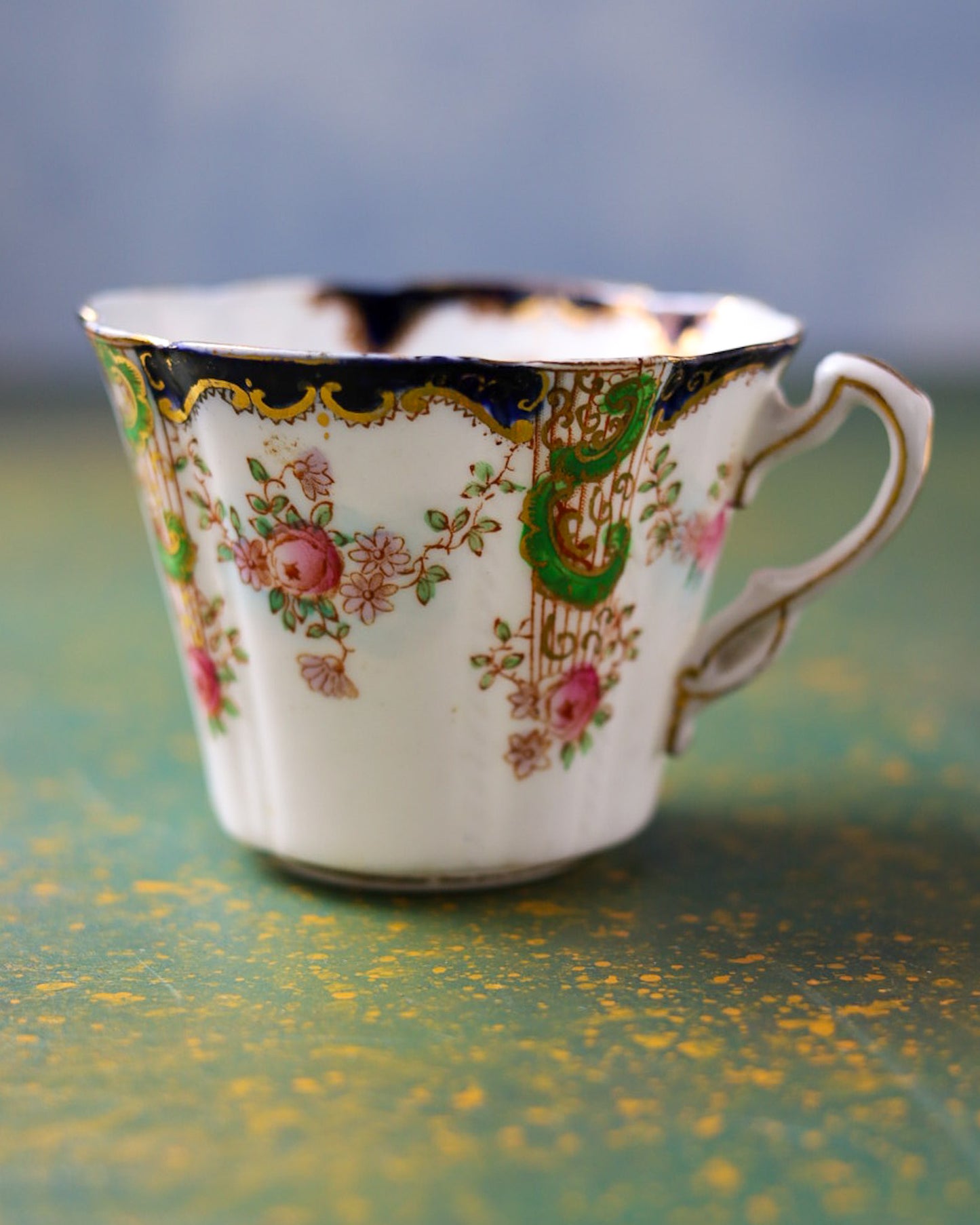 Coppia di Trio con Lattiera in Bone China Duchess China – Decoro Rose e Riccioli Rococò con Blu Cobalto e Verde