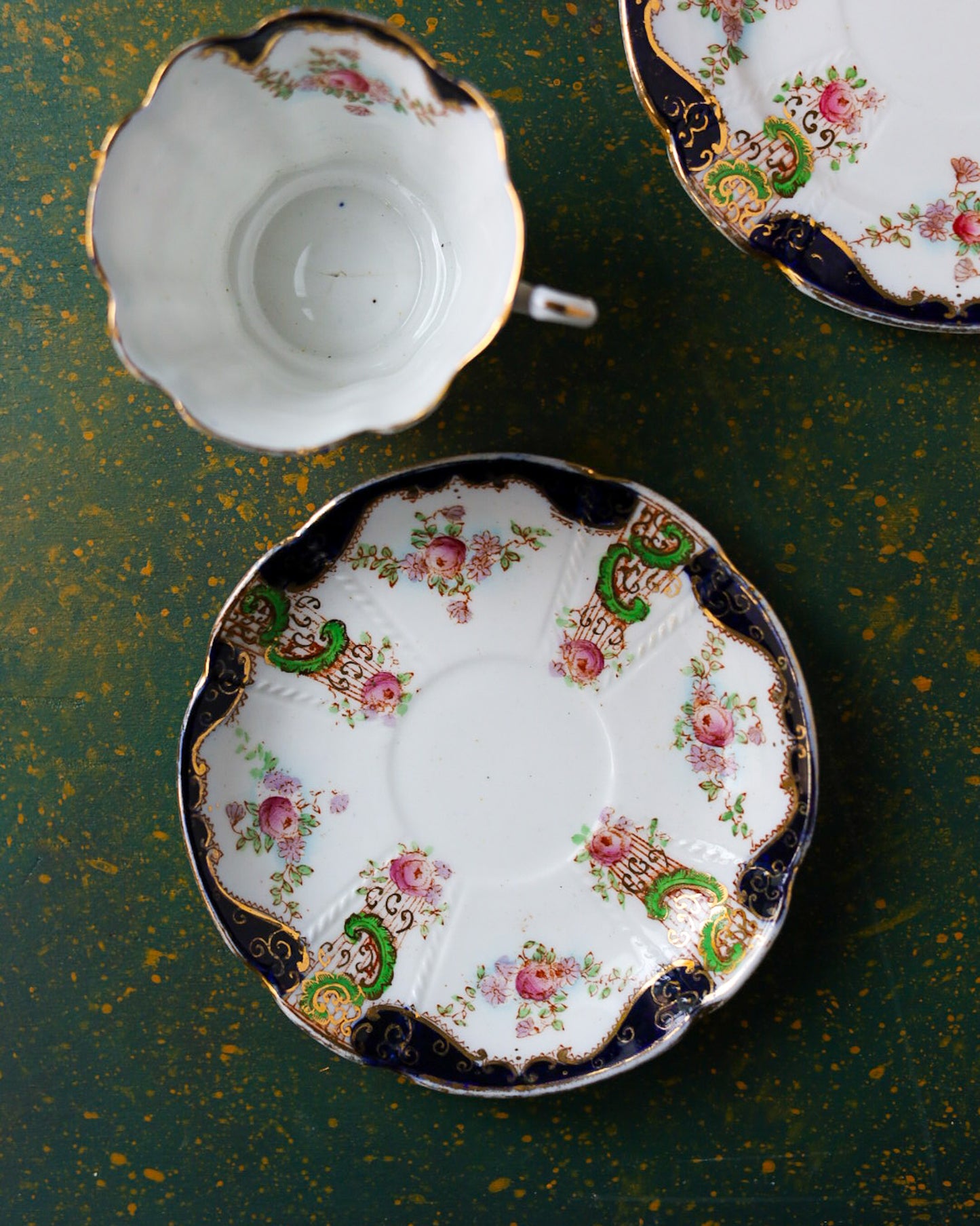 Coppia di Trio con Lattiera in Bone China Duchess China – Decoro Rose e Riccioli Rococò con Blu Cobalto e Verde