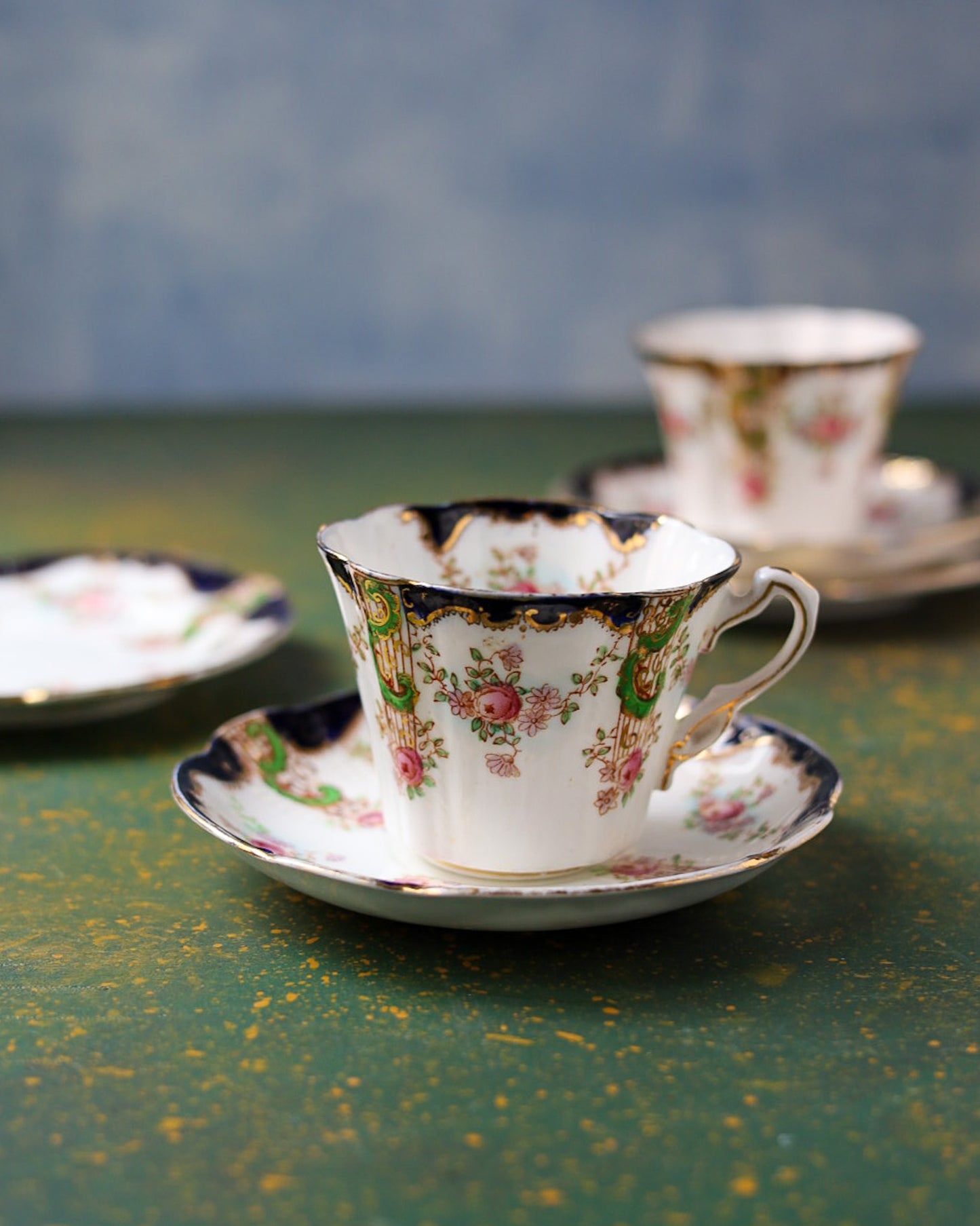 Coppia di Trio con Lattiera in Bone China Duchess China – Decoro Rose e Riccioli Rococò con Blu Cobalto e Verde