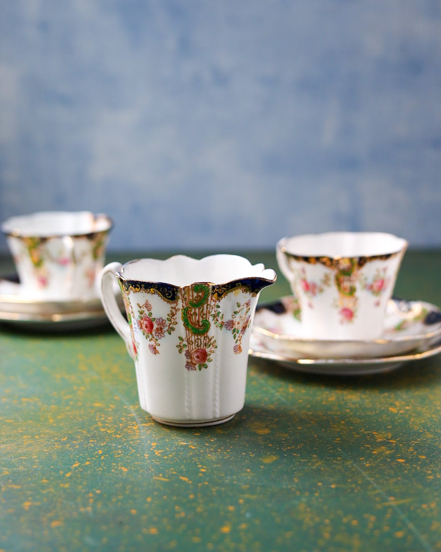Coppia di Trio con Lattiera in Bone China Duchess China – Decoro Rose e Riccioli Rococò con Blu Cobalto e Verde