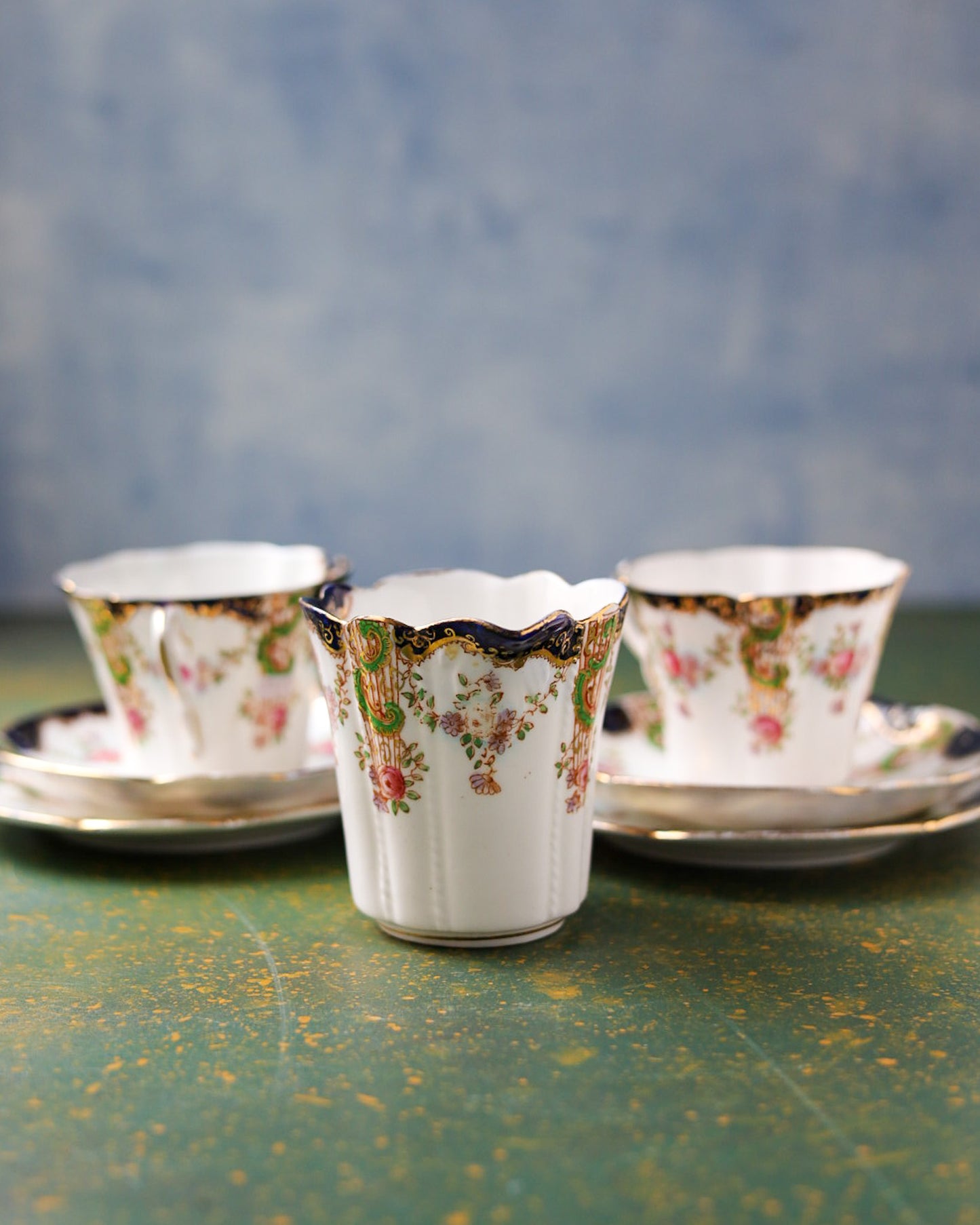 Coppia di Trio con Lattiera in Bone China Duchess China – Decoro Rose e Riccioli Rococò con Blu Cobalto e Verde