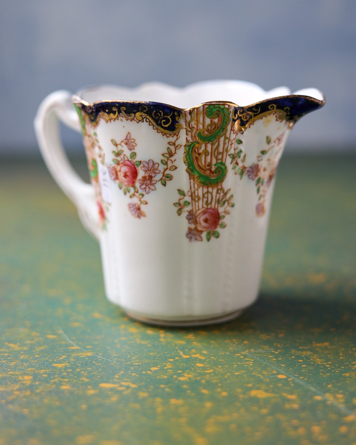Coppia di Trio con Lattiera in Bone China Duchess China – Decoro Rose e Riccioli Rococò con Blu Cobalto e Verde
