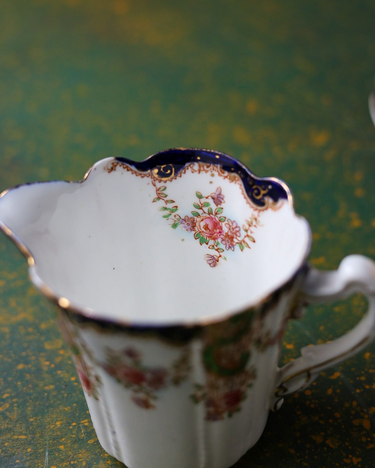 Coppia di Trio con Lattiera in Bone China Duchess China – Decoro Rose e Riccioli Rococò con Blu Cobalto e Verde