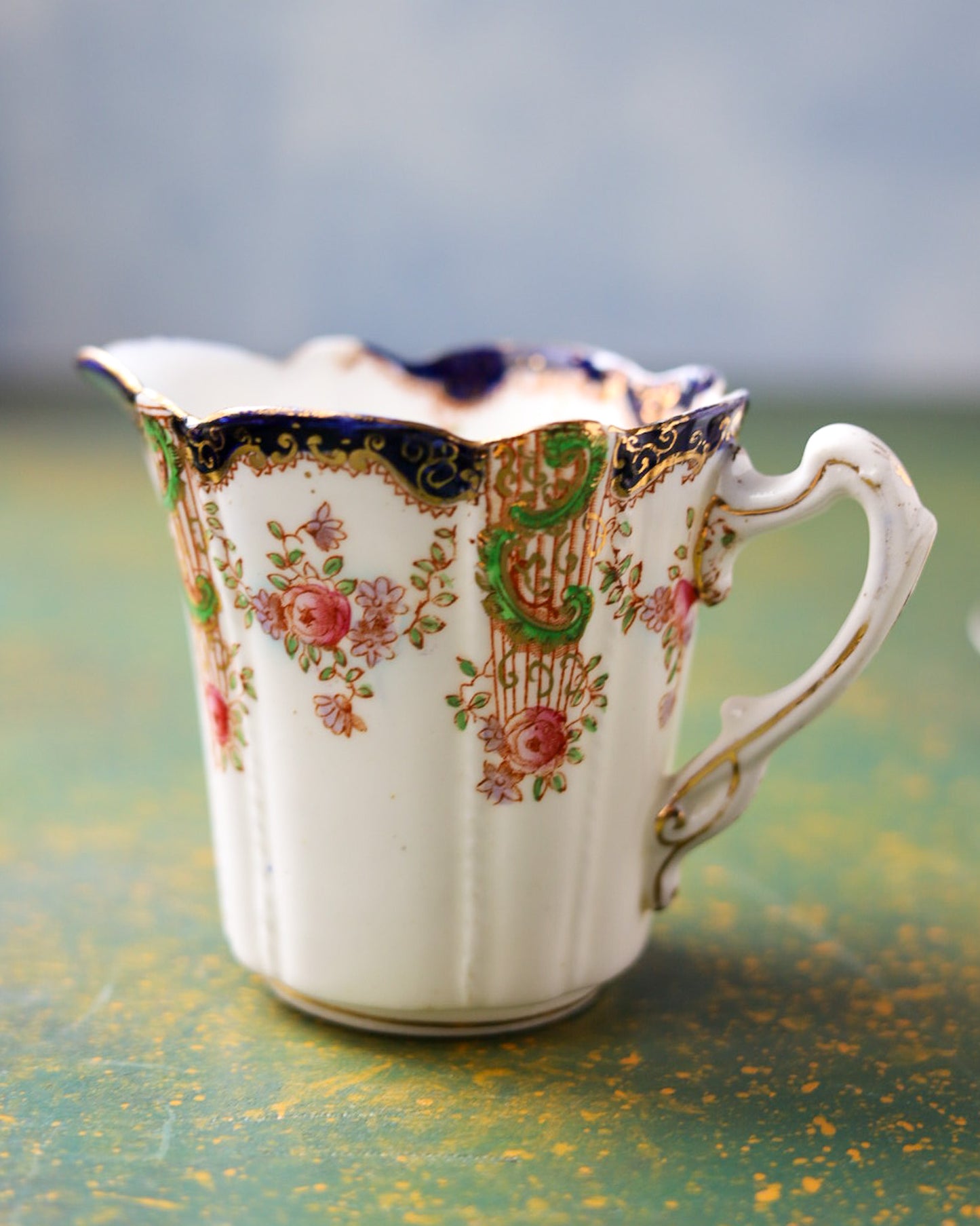 Coppia di Trio con Lattiera in Bone China Duchess China – Decoro Rose e Riccioli Rococò con Blu Cobalto e Verde