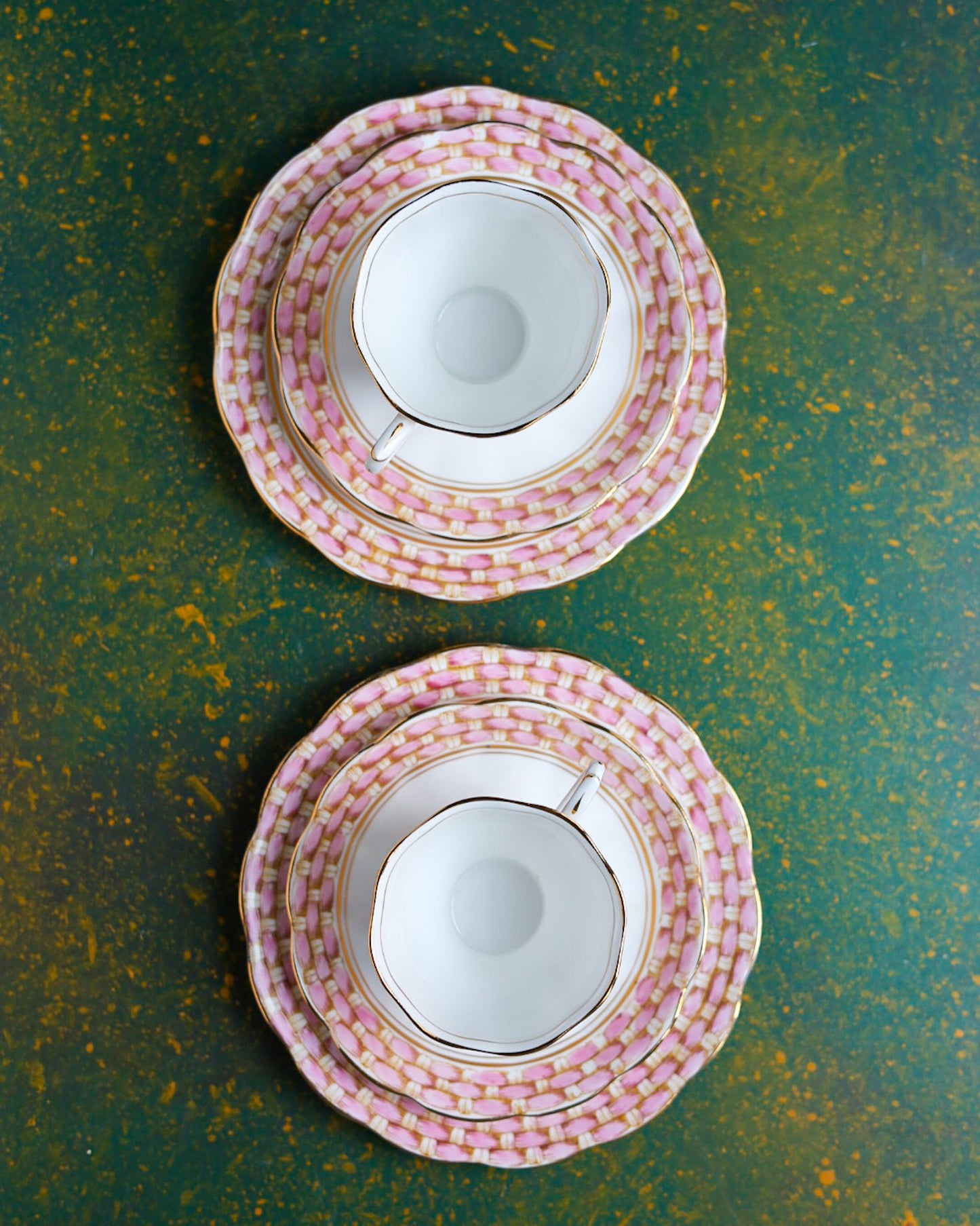 Coppia di Trii da Tè Vittoriani in Porcellana Inglese — Motivo Basket Weave Rosa e Oro