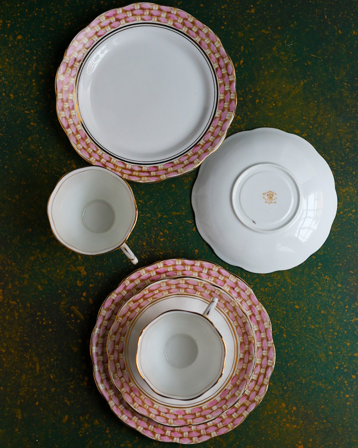 Coppia di Trii da Tè Vittoriani in Porcellana Inglese — Motivo Basket Weave Rosa e Oro