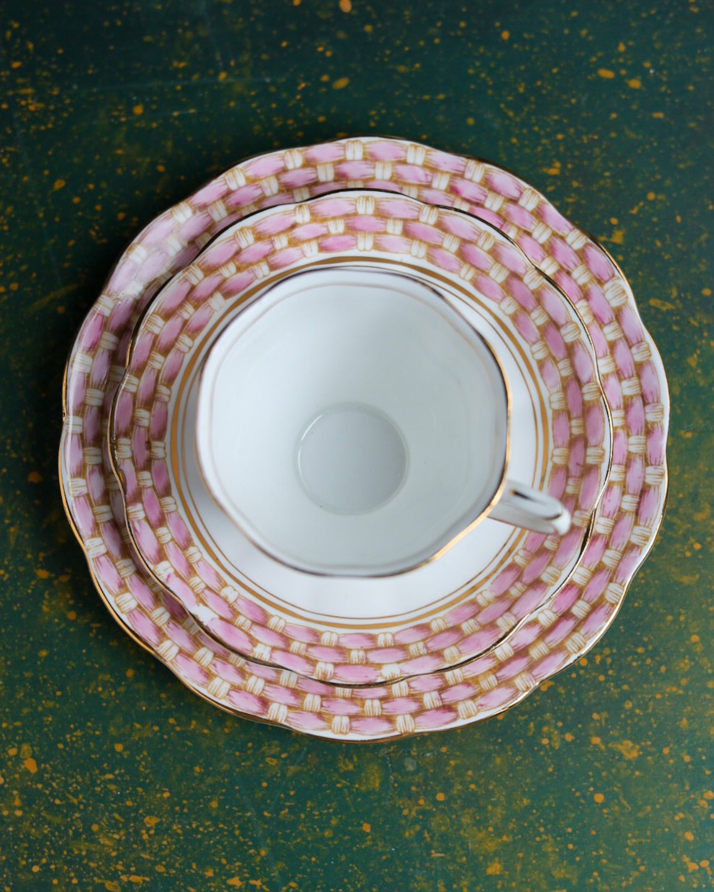 Coppia di Trii da Tè Vittoriani in Porcellana Inglese — Motivo Basket Weave Rosa e Oro