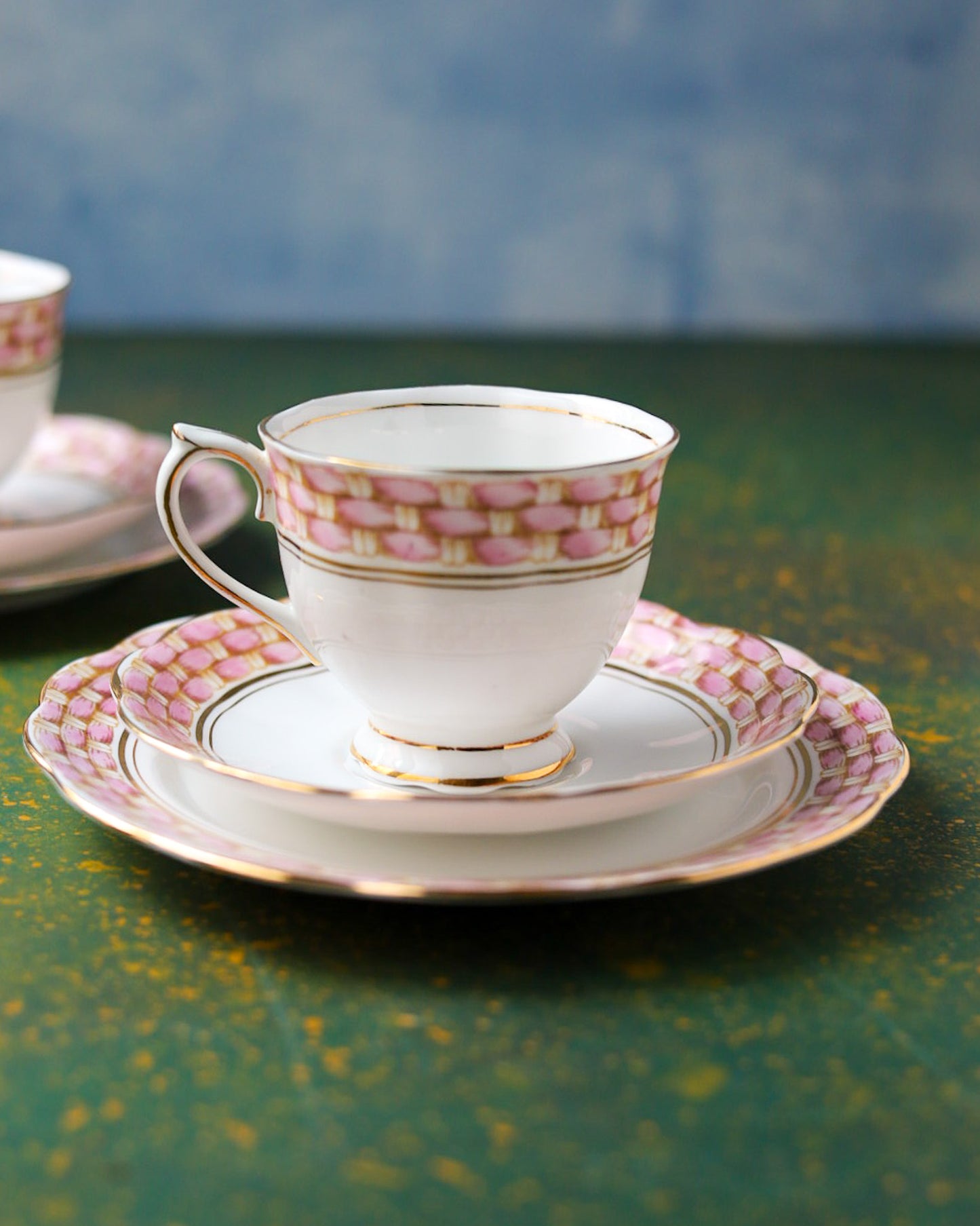 Coppia di Trii da Tè Vittoriani in Porcellana Inglese — Motivo Basket Weave Rosa e Oro