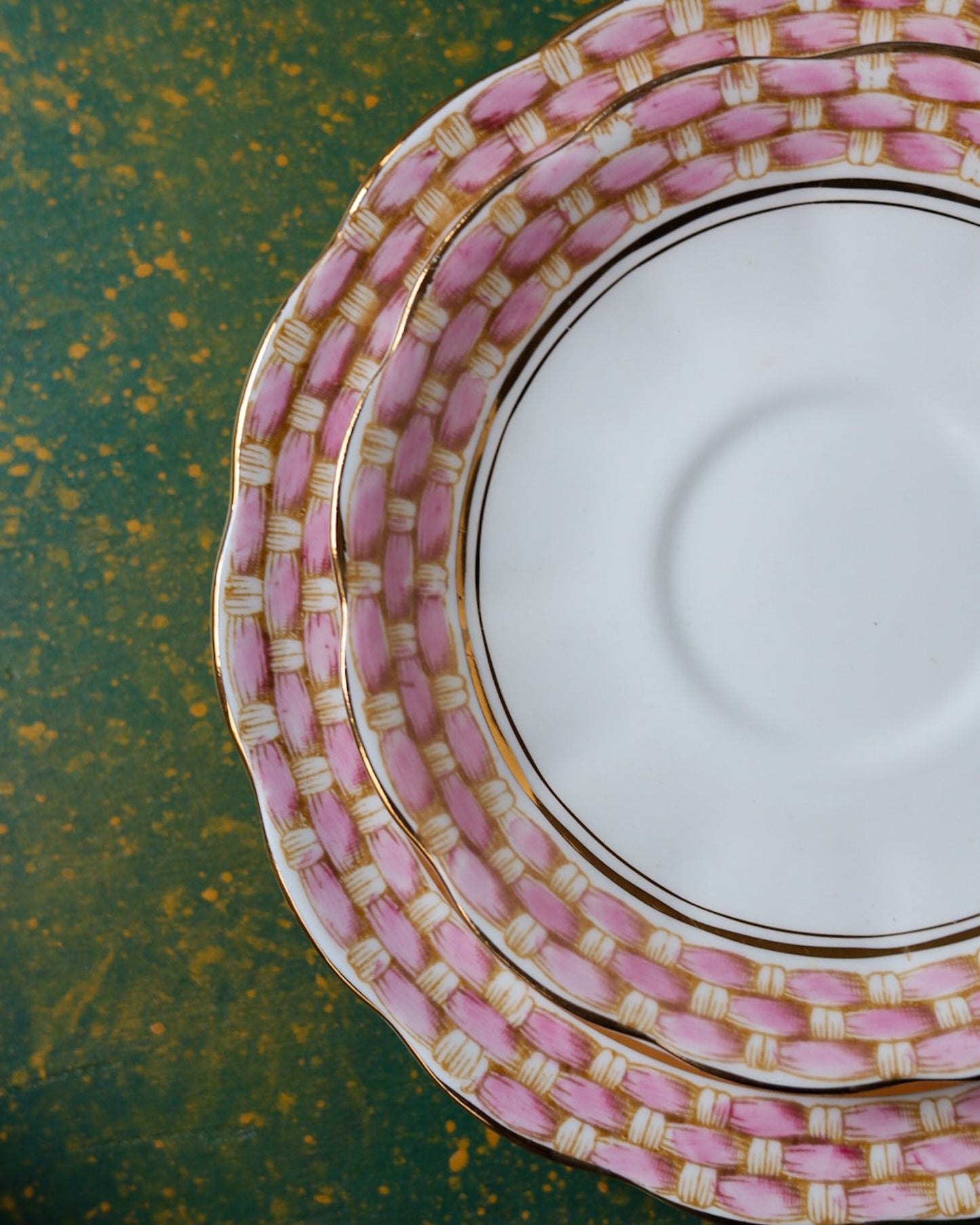 Coppia di Trii da Tè Vittoriani in Porcellana Inglese — Motivo Basket Weave Rosa e Oro