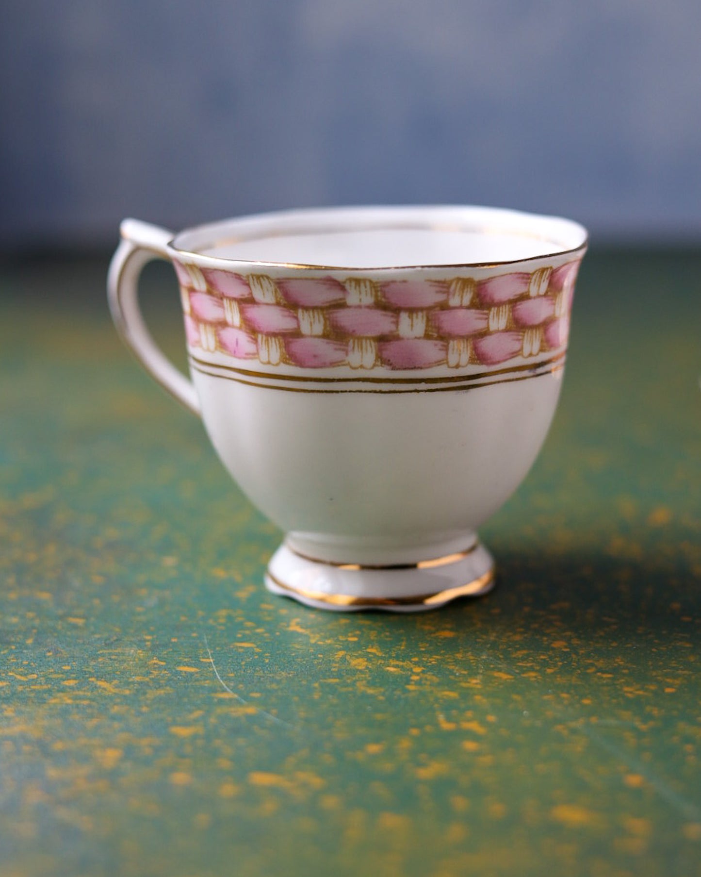 Coppia di Trii da Tè Vittoriani in Porcellana Inglese — Motivo Basket Weave Rosa e Oro