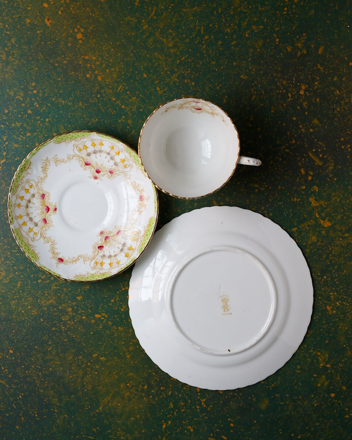 Trio da Tè Vittoriano in Porcellana Inglese — Decoro Rocaille Verde, Oro e Rose