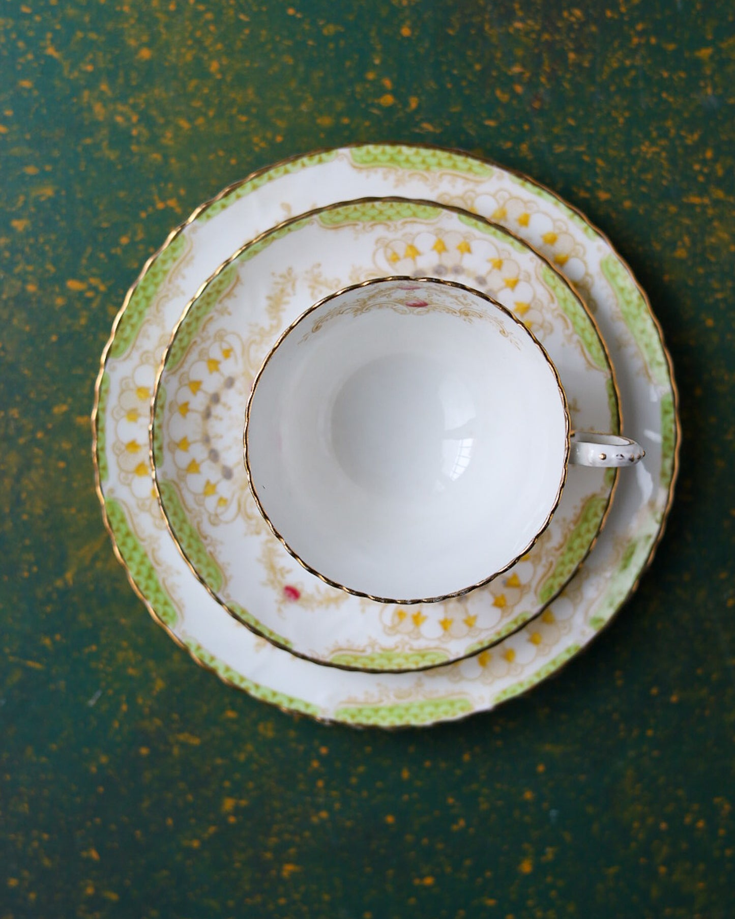 Trio da Tè Vittoriano in Porcellana Inglese — Decoro Rocaille Verde, Oro e Rose