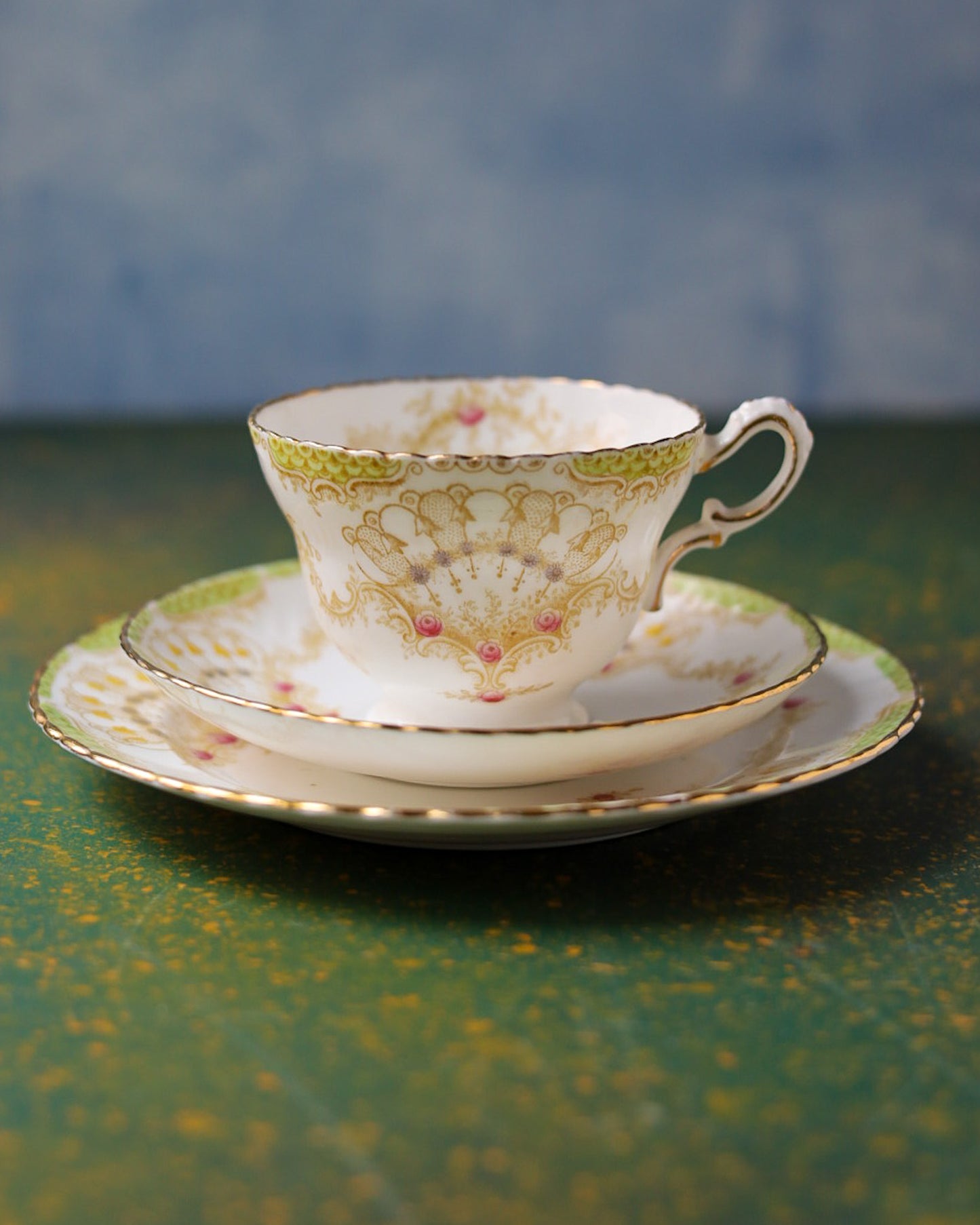 Trio da Tè Vittoriano in Porcellana Inglese — Decoro Rocaille Verde, Oro e Rose