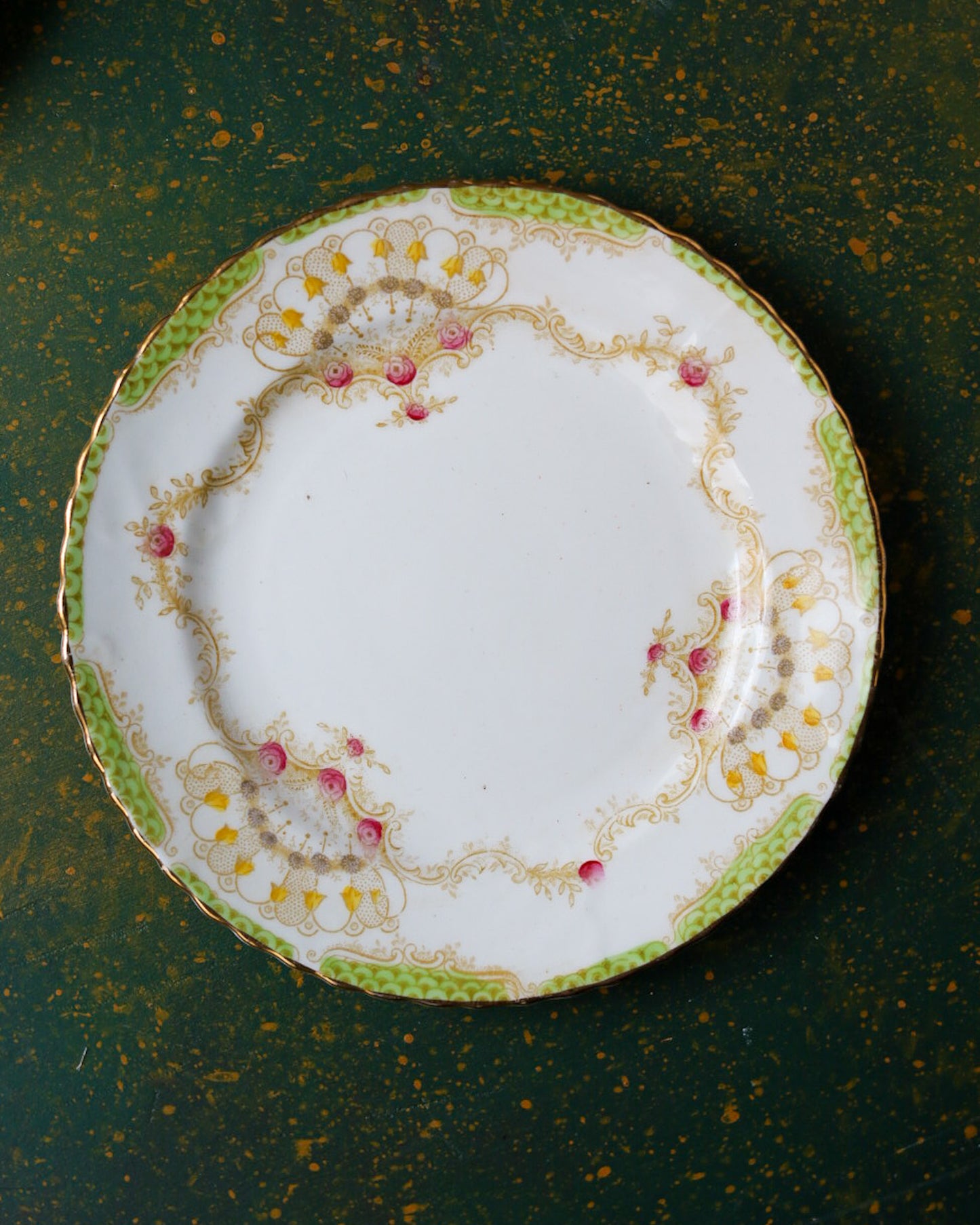 Trio da Tè Vittoriano in Porcellana Inglese — Decoro Rocaille Verde, Oro e Rose