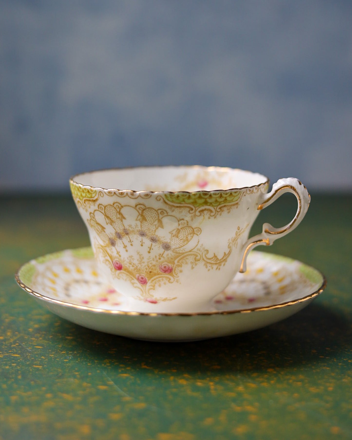 Trio da Tè Vittoriano in Porcellana Inglese — Decoro Rocaille Verde, Oro e Rose