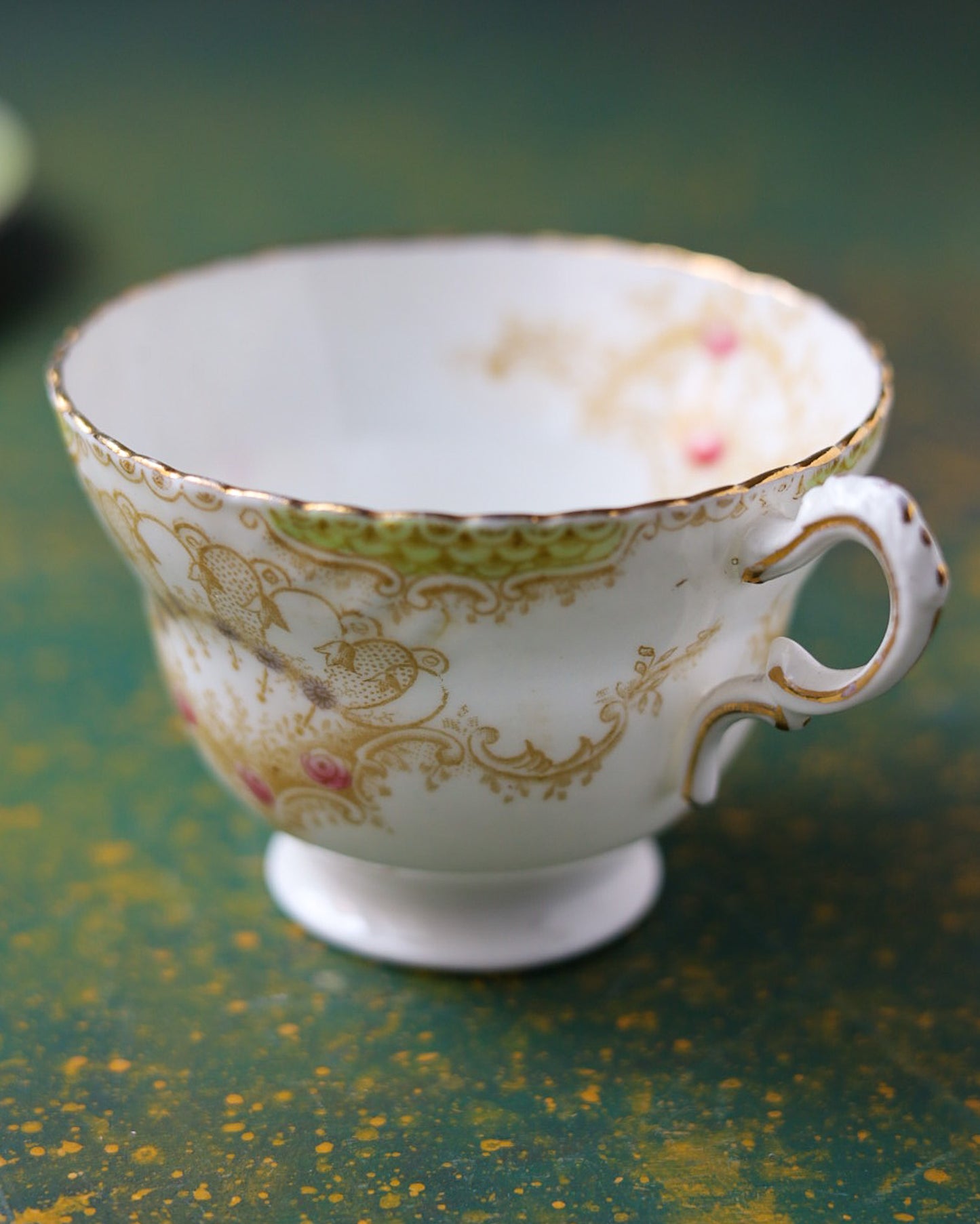 Trio da Tè Vittoriano in Porcellana Inglese — Decoro Rocaille Verde, Oro e Rose