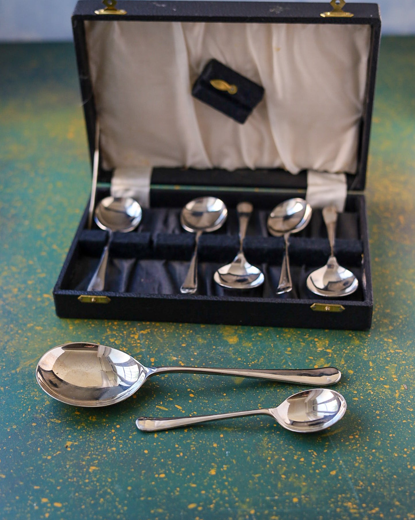 Set da Dessert in Argento Sheffield — 6 Cucchiaini e Cucchiaio da Servizio nella Cofanetta Originale