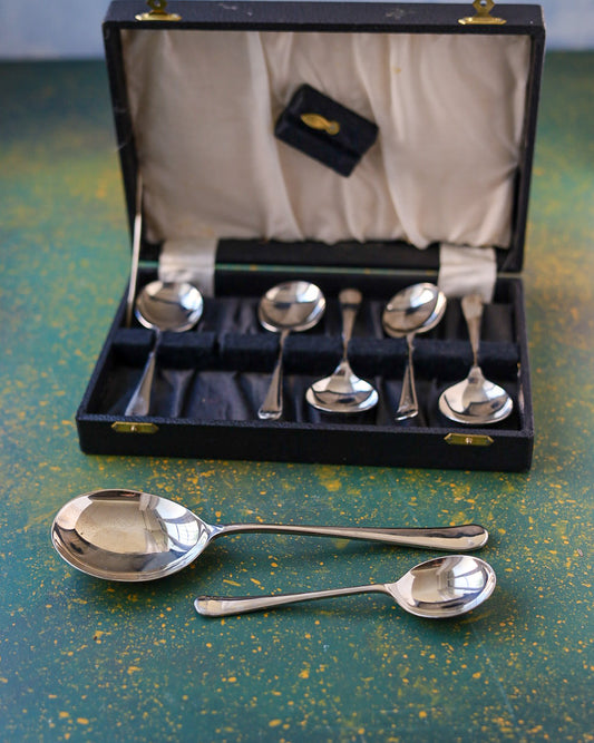 Set da Dessert in Argento Sheffield — 6 Cucchiaini e Cucchiaio da Servizio nella Cofanetta Originale