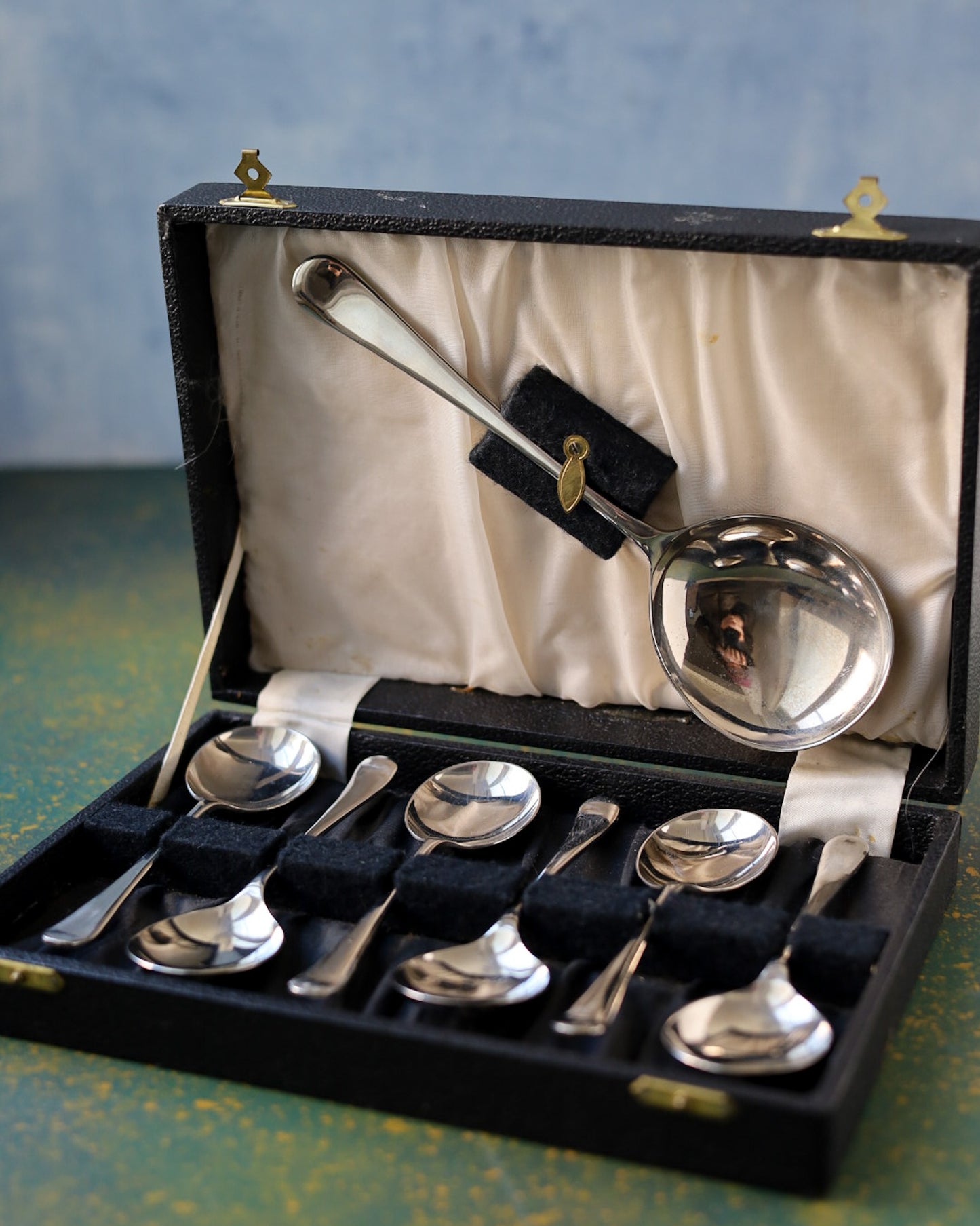 Set da Dessert in Argento Sheffield — 6 Cucchiaini e Cucchiaio da Servizio nella Cofanetta Originale
