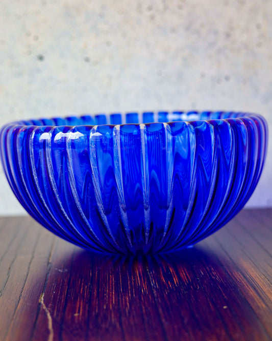 Vaso coppetta Gabbiani in vetro soffiato blu a righe