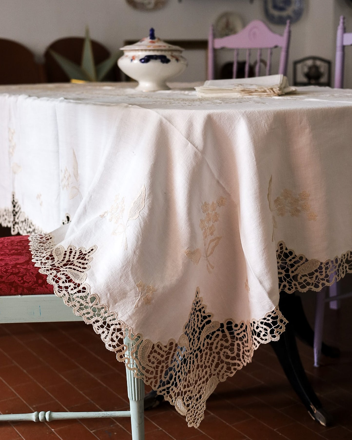 Tovaglia in Lino con Pizzo a Tombolo e Ricamo a Mano — 12 Tovaglioli — cm 260×168