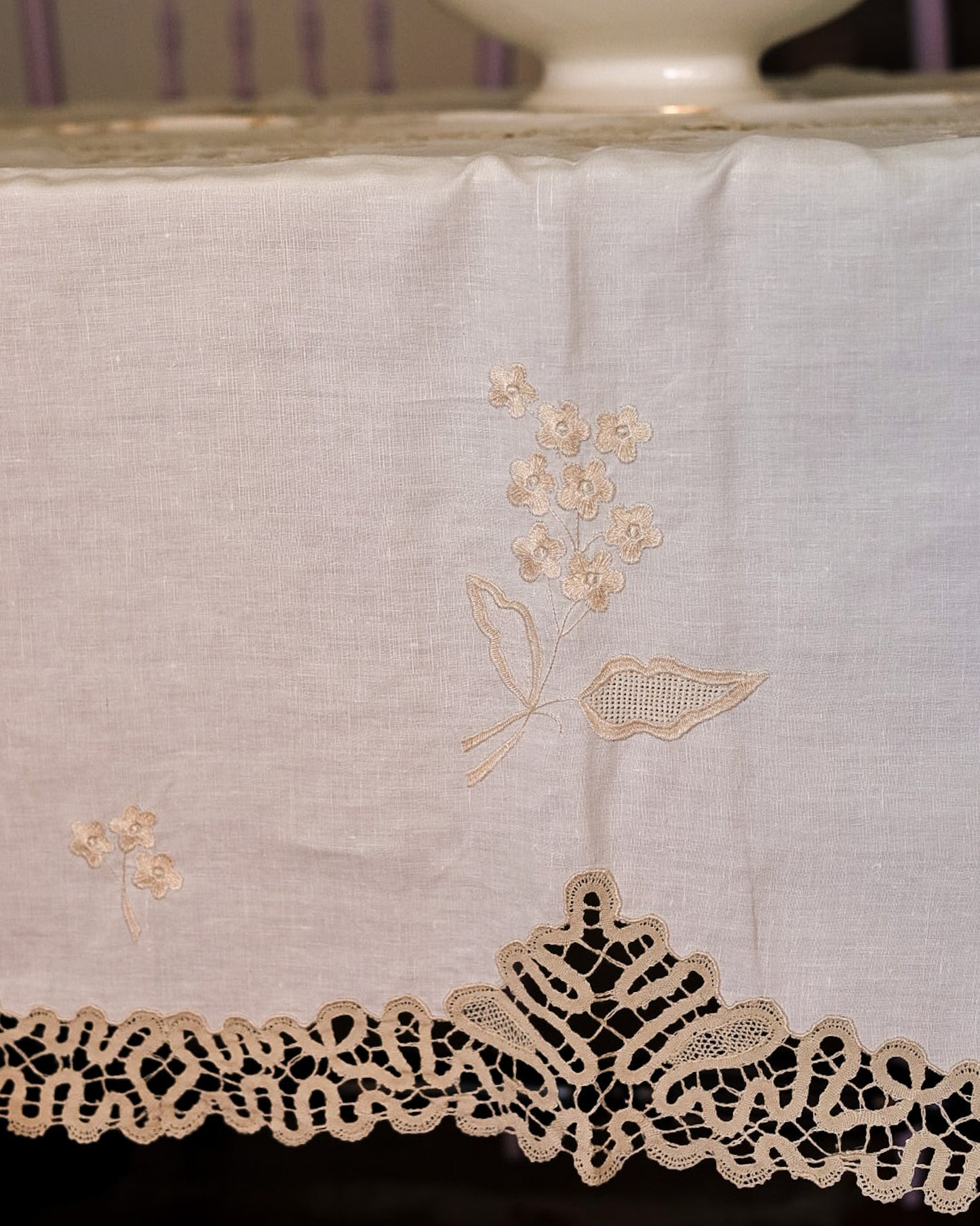 Tovaglia in Lino con Pizzo a Tombolo e Ricamo a Mano — 12 Tovaglioli — cm 260×168