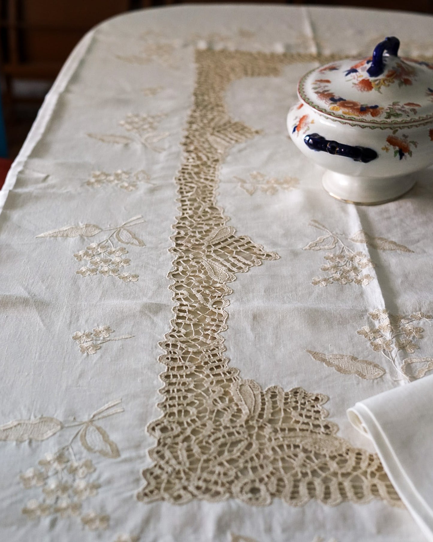 Tovaglia in Lino con Pizzo a Tombolo e Ricamo a Mano — 12 Tovaglioli — cm 260×168